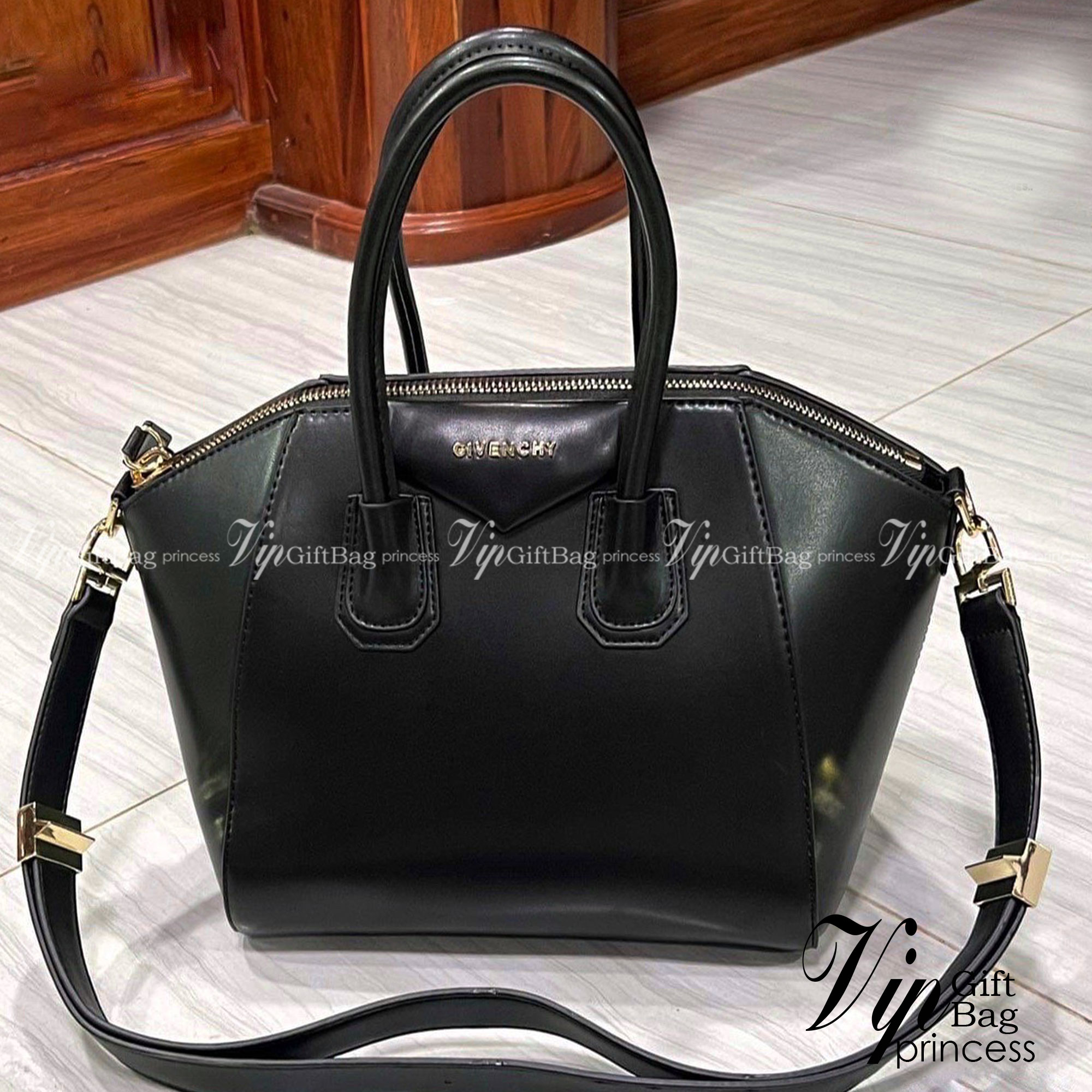 GIVENCHY Antigona Small Leather Tote Bag 12" กระเป๋าสะพายทรงหมอน งานซิปบน หนังเรียบ อะไหล่ทอง มาพร้อมสายสะพายยาวถอดออกถือได้
