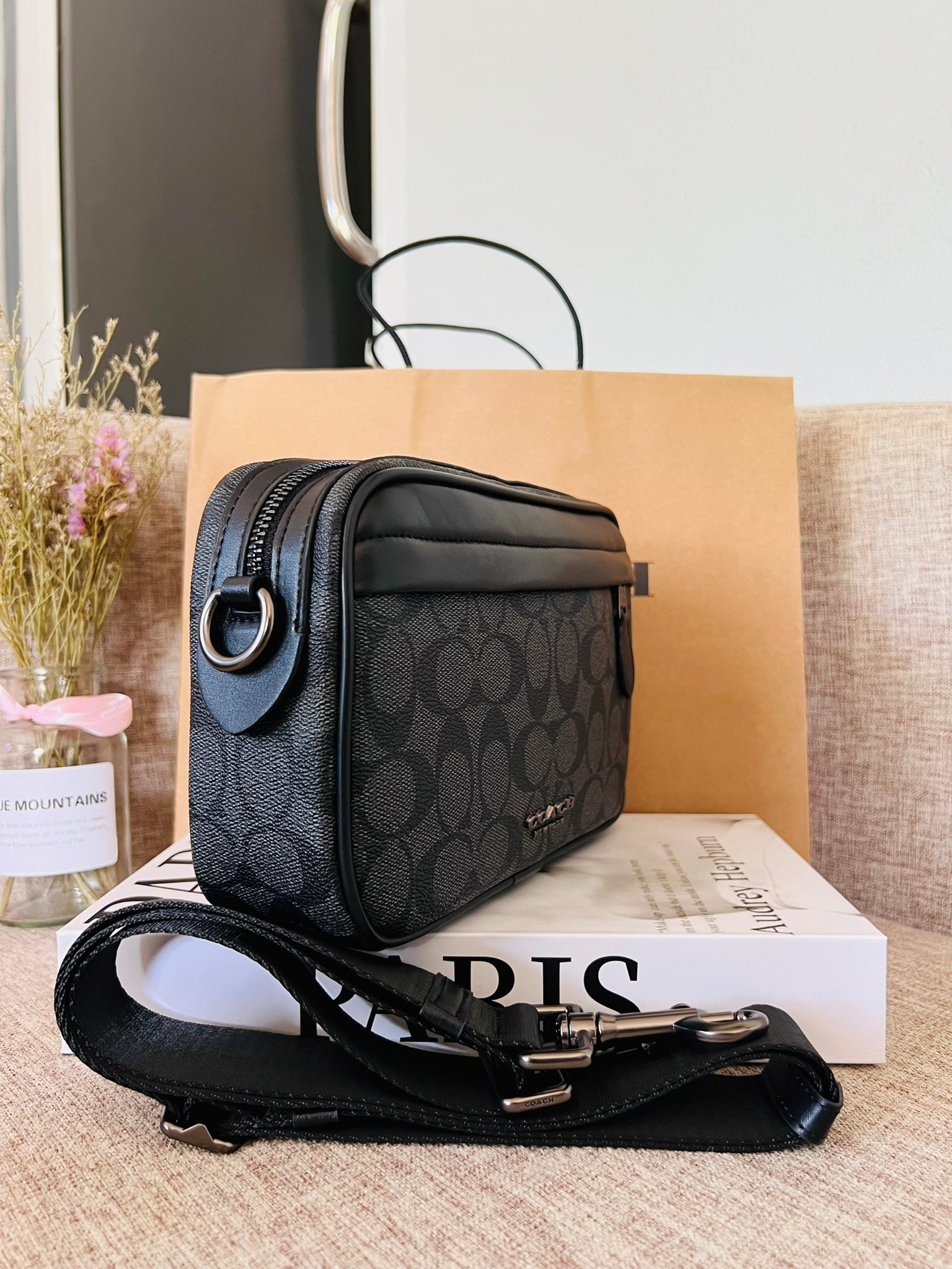 COACH GRAHAM CROSSBODY IN SIGNATURE CANVAS F50715 ผ้าใบเคลือบซิกเนเจอร์พร้อมรายละเอียดหนังลูกวัวที่ผ่านการกลั่น| ภายในกระเป๋ามัลติฟังก์ชั่น| ปิดซิป ซับในผ้า| ด้านนอกมีซิปและกระเป๋าสลิป| สายสะพายถอดได้ 53" สำหรับสะพายไหล่หรือ crossbody