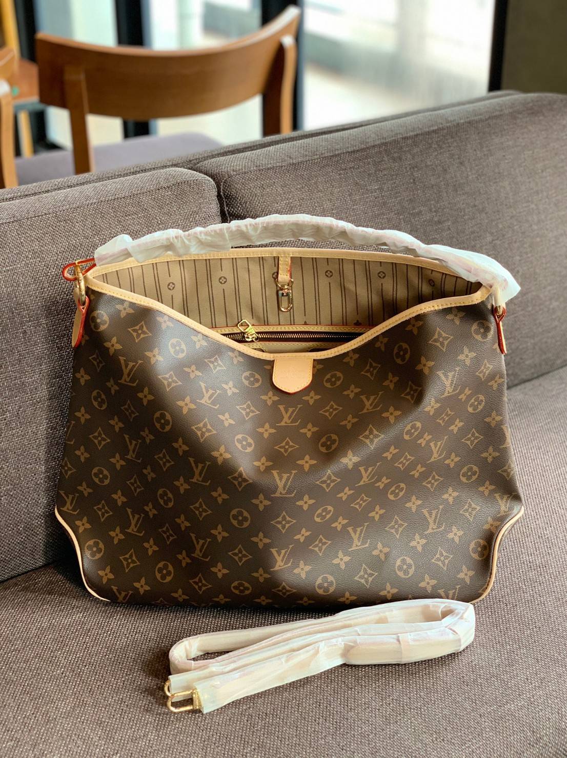 Large: ชอบๆใบใหญ่ ใส่ได้เยอะจริงๆค่าา!! LOUIS VUITTON MONOGRAM DELIGHTFUL ((PREMIUM GIFT LV)) พร้อมส่งค่ะสาวๆ กระเป๋าทรงสูง ใบใหญ่ หนังแกะสังเคราห์ นิ่มสวย ขอบหนังขัดสีธรรมชาติ หูหิ้วปั้มโลโก้LV สวย ปากกระเป๋ามีตัวคล้องให้นะคะ; ภายในกว้างมากๆสำหรับรุ่นนี้