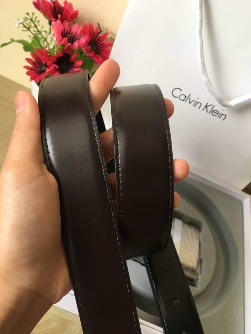 Calvin Klein 3 Piece Men' Belt เข็มขัดสำหรับคุณสุภาพบุรุษ ที่พร้อมจะมอบสไตล์ที่ดูดีแบบคลาสสิกให้กับคุณได้อย่างลงตัว สามารถปรัยขนาดตามไซส์ของเอว มาพร้อมโลโก้แบรนด์ที่หัวตะขอซึ่งมีมาให้เลือก 2 แบบ ถอดเปลี่ยนสลับได้ สีของสายเข็มขัดด้านนึงเป็นสีดำ อีกด้า