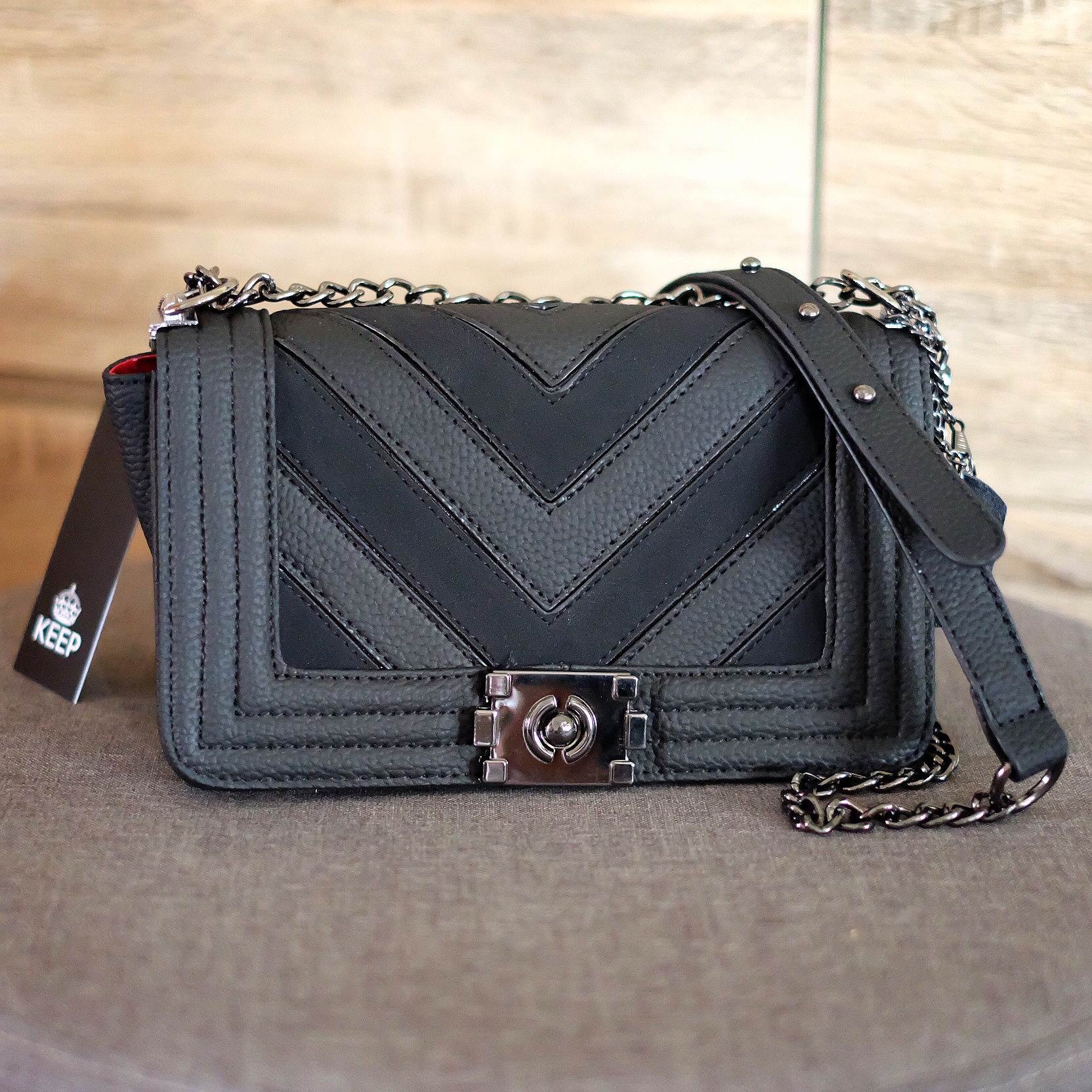 สินค้าเข้าใหม่ งานขายดี 🛍ทางร้าน ได้กระเป๋า จากแบรนด์ KEEP chain handbag สวย หรู มากๆ เลยน๊า กระเป๋าอยู่ทรง หนังแกะนิ่มมากคะ สายโซ่ มีที่รองไหล่ สะพายสบายคะ สายปรับ สั้น ยาวได้คะ ใบจริงสวยมาก เข้ากับชุดได้ง่ายมากๆ ถือหรือสะพายได้2แบบเลยค่า