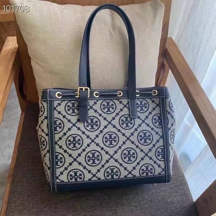 TORY BURCH FACTORY MONOGRAM JACQUARD TOTE BAG กระเป๋าถือหรือสะพายรุ่นล่าสุดดีไซน์ยอดนิยมจาก TORY BURCH FACTORY OUTLET วัสดุ Woven Jacquard & Leather ทอลาย Jacquard Singnature แบรนด์รอบใบสวยอยู่ทรงเป็นเอกลักษณ์ เปิดปิดแบบ Drawstring ขนาดใหญ่กำลังดี กว้างแล
