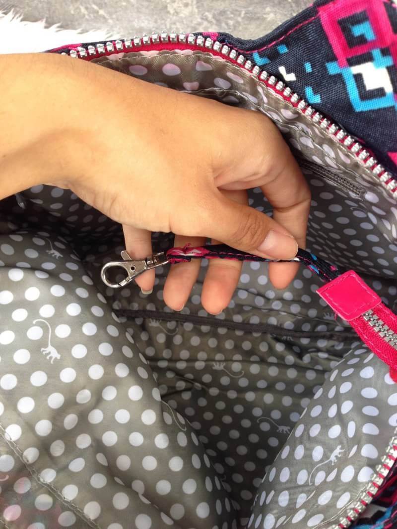 Kipling รุ่น Cicele กระเป๋าสะพายไหล่ใบใหญ่ สวยน่ารัก ตัวกระเป๋าด้านในเป็นช่องโล่งแบบปิดเปิดด้วยซิป มีช่องซิปด้านใน ด้านข้างกระเป๋า มี 2 ช่อง ปิดเปิด ด้วยเทป พร้อมที่ใส่โทรศัพท์ ปากกา และ MP 3 ในส่วนด้านใน และ ด้านข้างกระเป๋า ซ้าย-ขวา เป็นช่องขนาดเล็กสำหรั