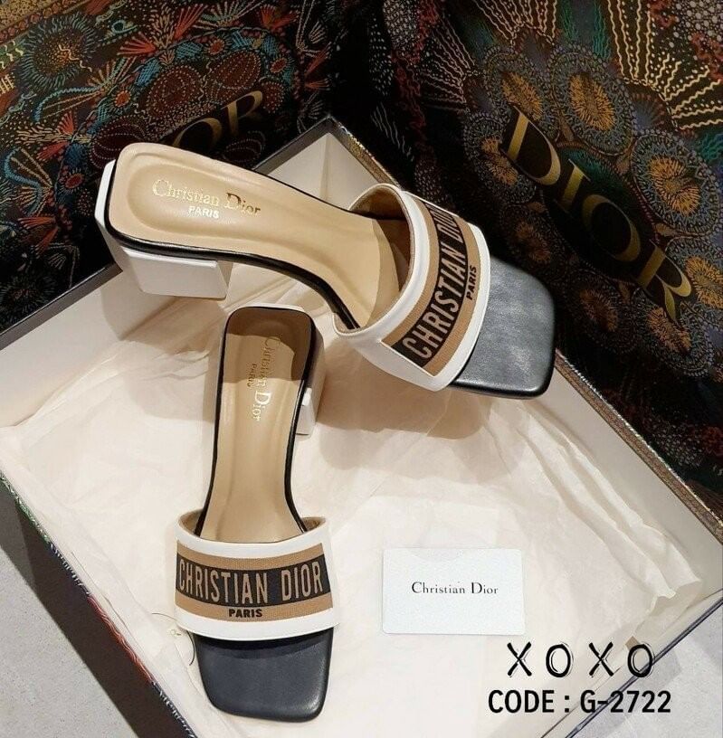 Christian dior รองเท้า งานสวม สวยเก๋ ดูแพงเกินราคาขาย สวมใส่ง่าย งานเรียบร้อย ส้นทรง 6 เหลี่ยม ใช้งานจริง ใส่สบาย ทรงตัวไม่เมื่อย