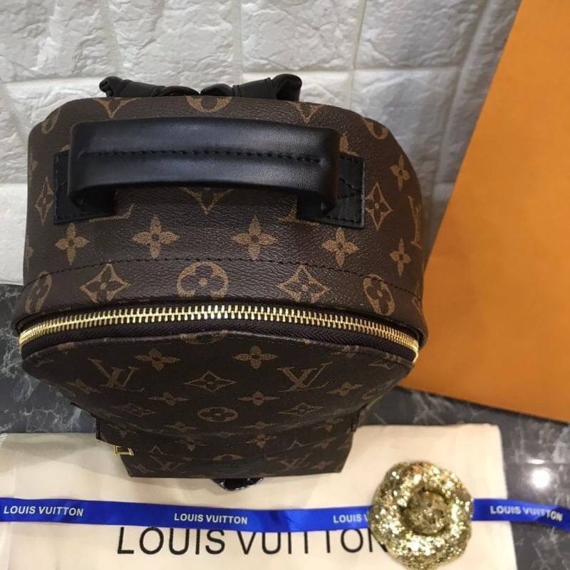 VIP GIFT 】หนังแท้ Louis Vuitton backpack new Palm Springs กระเป๋าสะพายหลังแบบมีหูหิ้ว หนังแท้ชั้นดีที่สุด สวยงามมากๆค่ะ ภายในกว้างใส่ของได้เยอะเลย ใบจริงสวยงามน่าใช้มากๆ ได้กับทุกๆวัน เริ่ดมากๆจร้า ห้ามพลาดนะคะ!