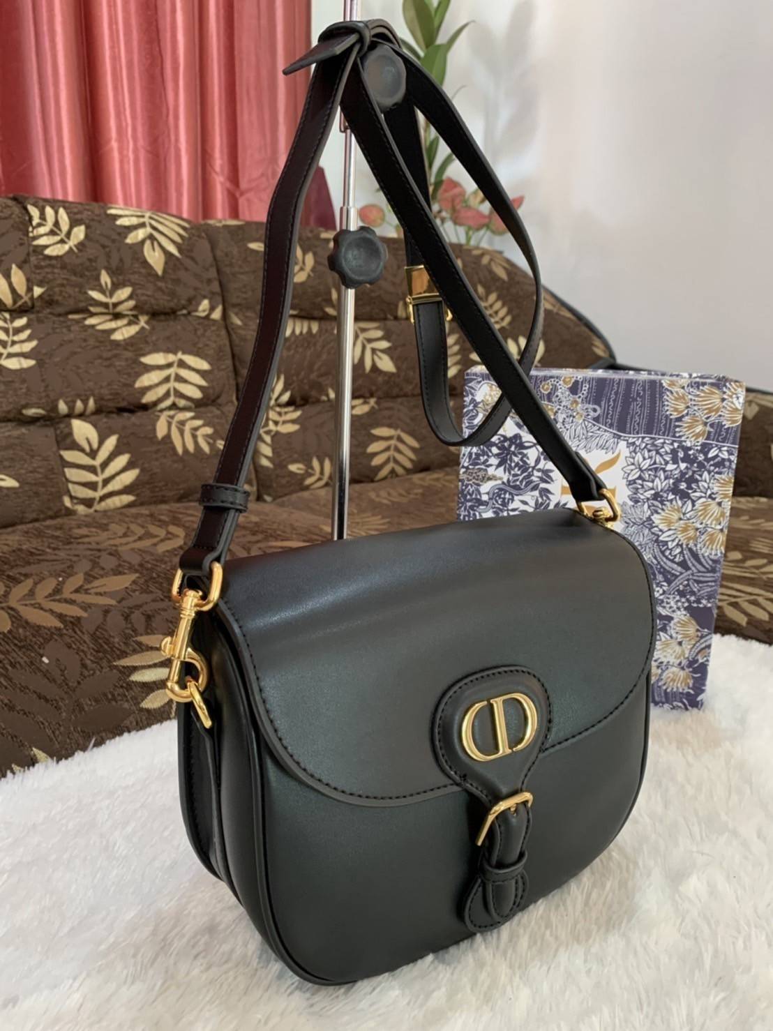 Dior Bobby Bag (GWP) พรีเมี่ยมกิ้ฟ Limited Edition วัสดุหนังแท้ Calfskin อะไหล่ทอง กระเป๋าหรูยอดฮิต ดีไซน์เป็นทรงโค้งเรียบหรูแบบโบฮีเมียนนิดๆ ด้านหน้าประดัลโลโก้ CD เด่นชัด ตอกย้ำความเป็นแบรนด์หรู Christian Dior แมทกับชุดได้ง่าย ใช้ได้ทุกวัน ทั้งสะพายไหล่