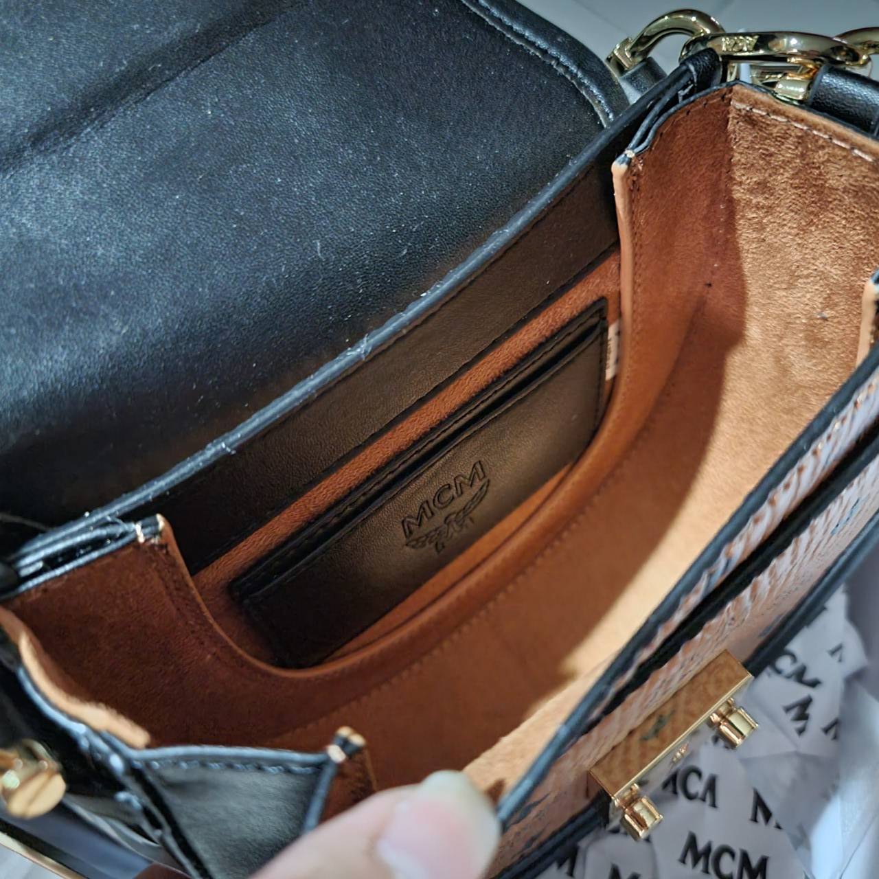 M.C.M MINI PATRICIA SHOULDER BAG IN VISETOS LEATHER BLOCK อัพเลเวลกระเป๋าของคุณด้วยไอเท็มนี้ไปเลยจ้า กระเป๋าสะพายทรง saddle ที่เก๋ไม่ซ้ำใคร ดีไซน์ขอบสีดำเพิ่มความยูนิค สวยสะดุดตา วัสดุหนังแคนวาสคุณภาพดี มาพร้อมสายสะพายหนังสีดำเรียบ และหูจับในตัว ทำให้ใช้ง