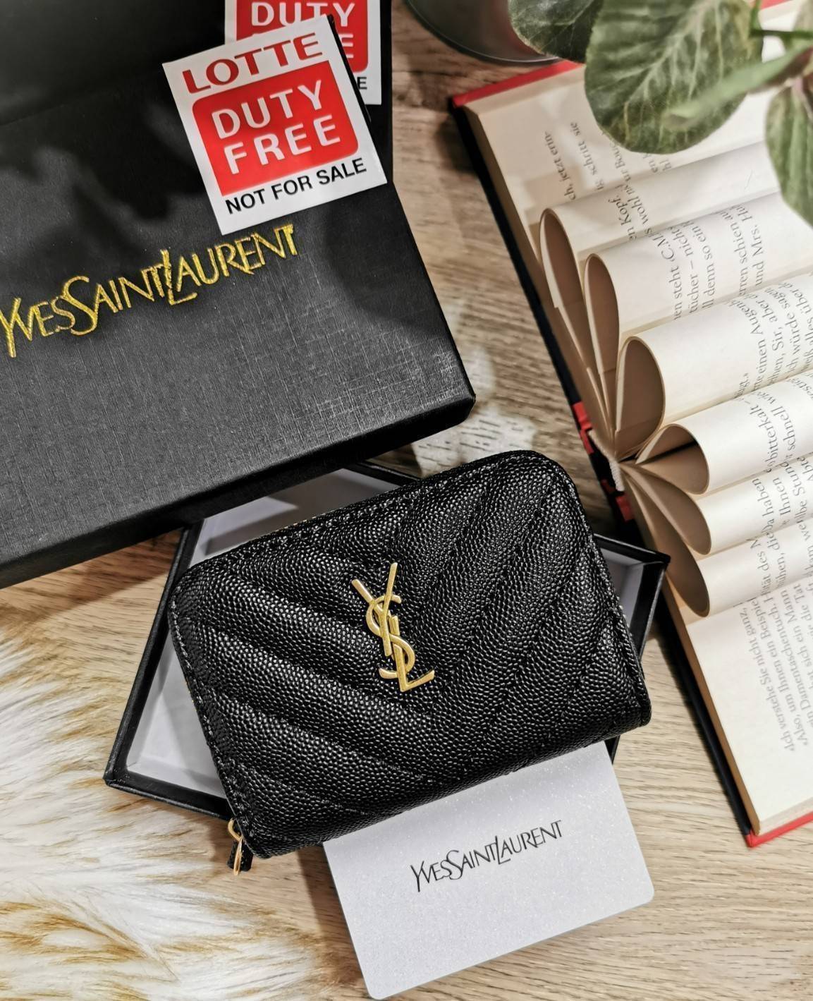 พรีเมี่ยมกิ๊ฟแท้ 100% 】YVES SAINT LAURENT YSL BEAUTY ZIP POUCH VIP GIFT WITH PURCHASE (GWP) พรีเมี่ยมกิ้ฟ Limited Edition จาก YSL Lotte Duty Free Korea วัสดุหนังคาร์เวียร์ขึ้นลายสวยอยู่ทรงคลาสสิค