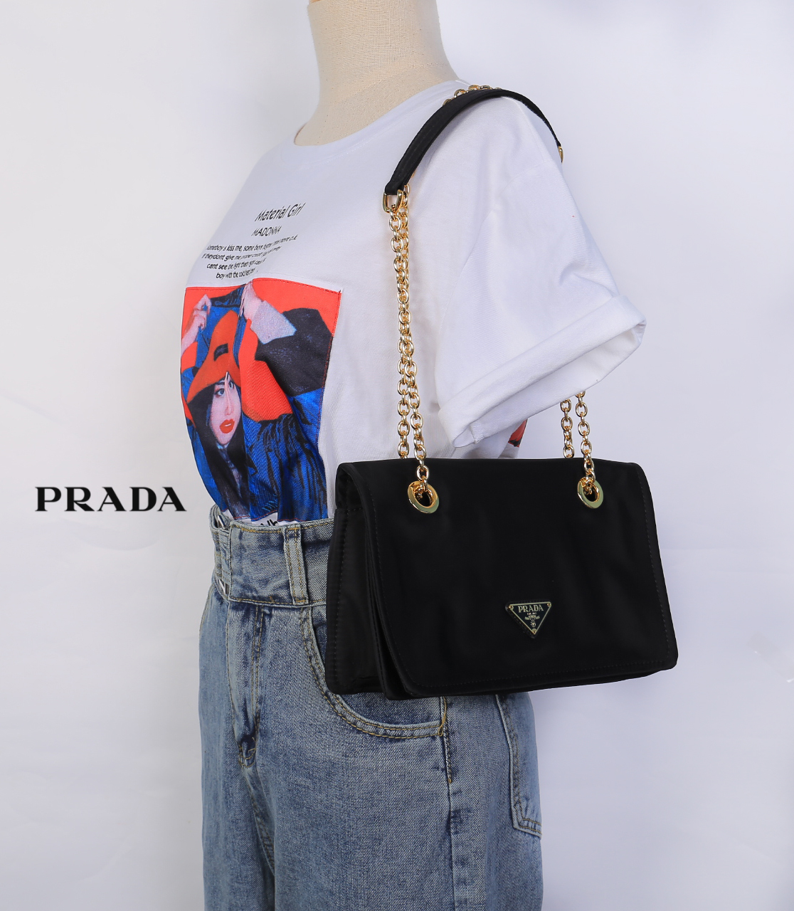 Prada Logo Shoulder bag / Prada Tessuto Nylon Chain Flap Bag กระเป๋าสะพายไหล่ หรือดึงเป็นสายยาวสะพายเป็น Crossbody เหมาะกับสาวๆสุดแซ่บมากๆๆเลยค่ะ วัสดุทำจากผ้าไนล่อน อะไหล่ทองทั้งใบ เปิด-ปิดด้วยกระดุมแม่เหล็ก ด้านหน้าประดับโลโก้แบรนด์ ด้านในแบ่งเป็น 1 ช่อ