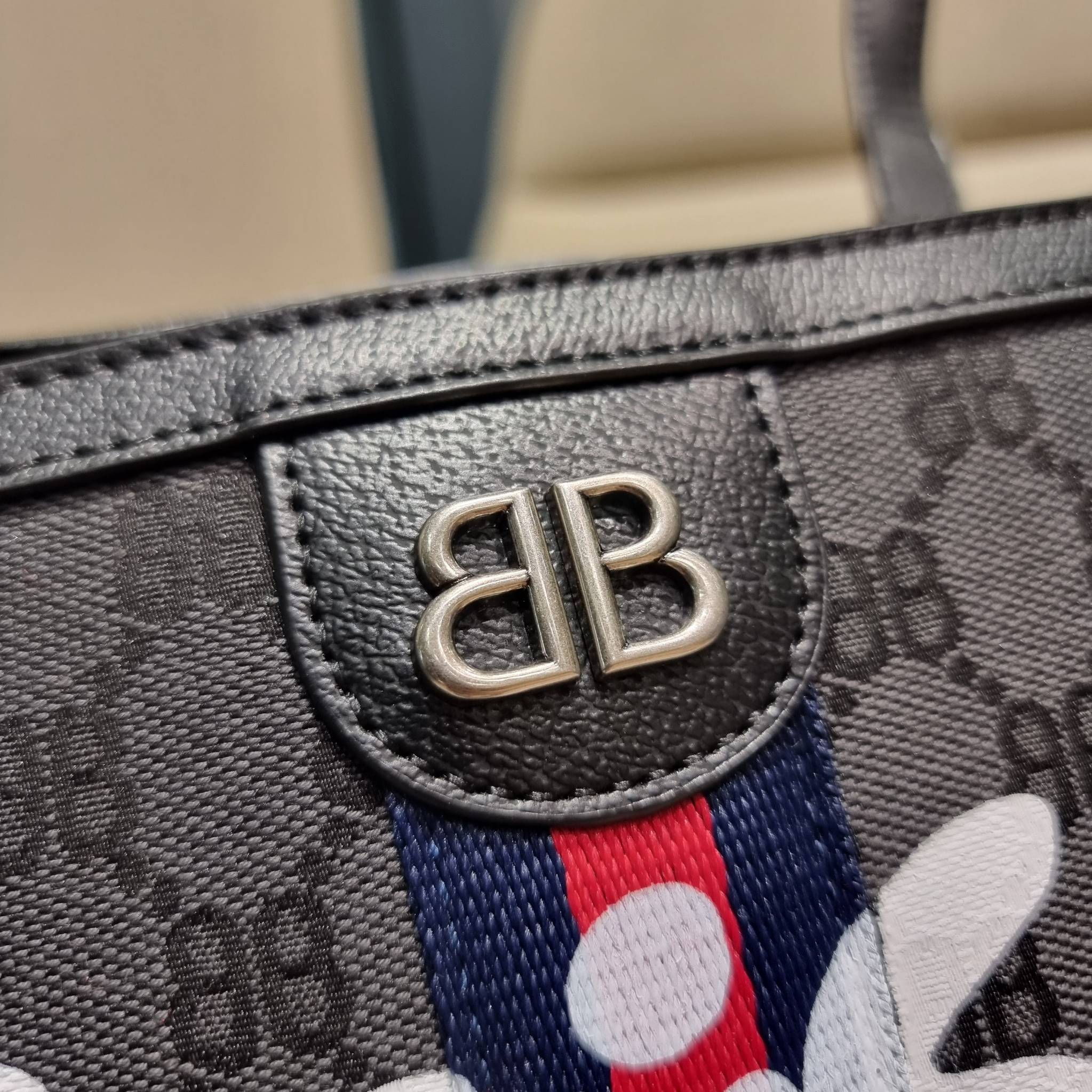 GG×BALEN MEDIUM OPHIDIA TOTE สุดครีเอท กับกระเป๋าช้อปปิ้งทรงโท้ท ใบใหญ่ สุดคุ้ม!! โดดเด่นด้วยลวดลายเพ้นท์กราฟฟิตี้ วัสดุผ้าแคนวาส ตัดแต่งเล่นขอบด้วยหนังแท้ ภายในโล่งกว้างมาก ใส่ของได้สบาย หิ้วไปเที่ยวต่างจังหวัด สะพายไปต่างประเทศตามใจ!! เลิศตรงที่ดีไซน์ใบ