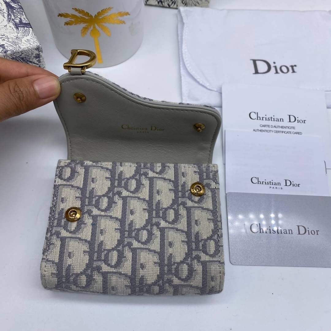 ORI 🥂 DIOR Wallet Saddle Lotus / Dior tri-fold wallet เกรดออริจินอล กระเป๋าสตางค์ 3 พับ วัสดุหนังแท้ และผ้า Jacquard อย่างดี ทอสวยงามที่สุด มีช่องใส่เหรียญมีซิปปิด ใส่การ์ด ใส่ธนบัตรได้ ครบเลยค่ะ ผสมผสานความสง่างามและคลาสสิกที่เข้ากับยุคสมัย ด้านห
