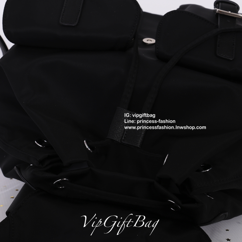 PRADA premium gift Nylon Backpack With Pocket วัสดุผ้าไนล่อนกันน้ำเนื้อหนาอย่างดี ใบนี้ ดีไซต์สวยเก๋ งานดีมากๆ อะไหล่แบรนด์ทุกจุด ใบนี้เก๋ตรงที่ เป็นเป้แบบหูรูด ทรงสวยน่ารัก แถมยังมีเปิดปิดด้วยกระดุมแม่เหล็กและแต่งด้วยเข็มขัดปรับได้ด้วย ด้านหน้ามีกระเป๋าอ