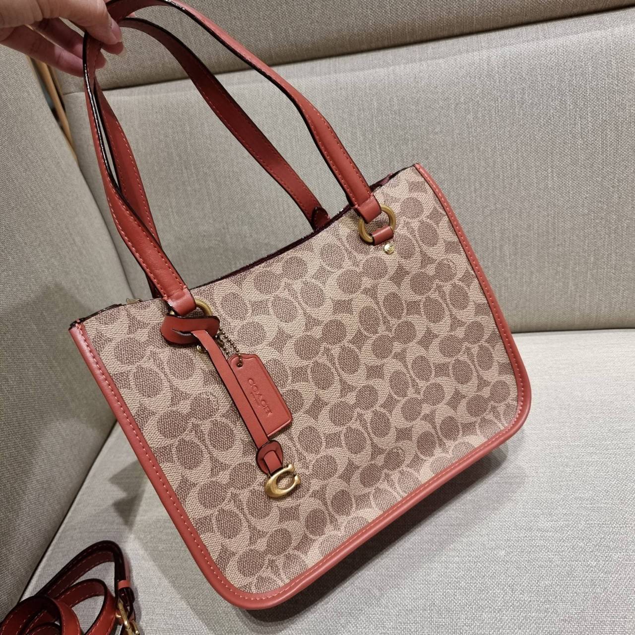 COACH C3889 TYLER CARRYALL 28 IN SIGNATURE CANVAS ((C3460//C3889)) รุ่นยอดฮิตที่สาวๆหลายคนเรียกร้อง กับกระเป๋าถือ/สะพายทรงสวย ที่มาพร้อมสายสะพายไหล่ในตัว และสายครอสบอดี้สำหรับสะพายข้าง ตัวกระเป๋าถูกแบ่งเป็นสัดส่วนสวยงาม มีช่องซิปกลางที่ใหญ่พอสมควร และยังม