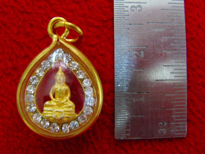 สินค้าหมดค่ะ จี้หลวงพ่อโสธรเนื้อทองพ่นทรายทรงหยดน้ำพิมพ์เล็กล้อมเพชรเลี่ยมทองไมครอนพร้อมใบคาถาค่ะ