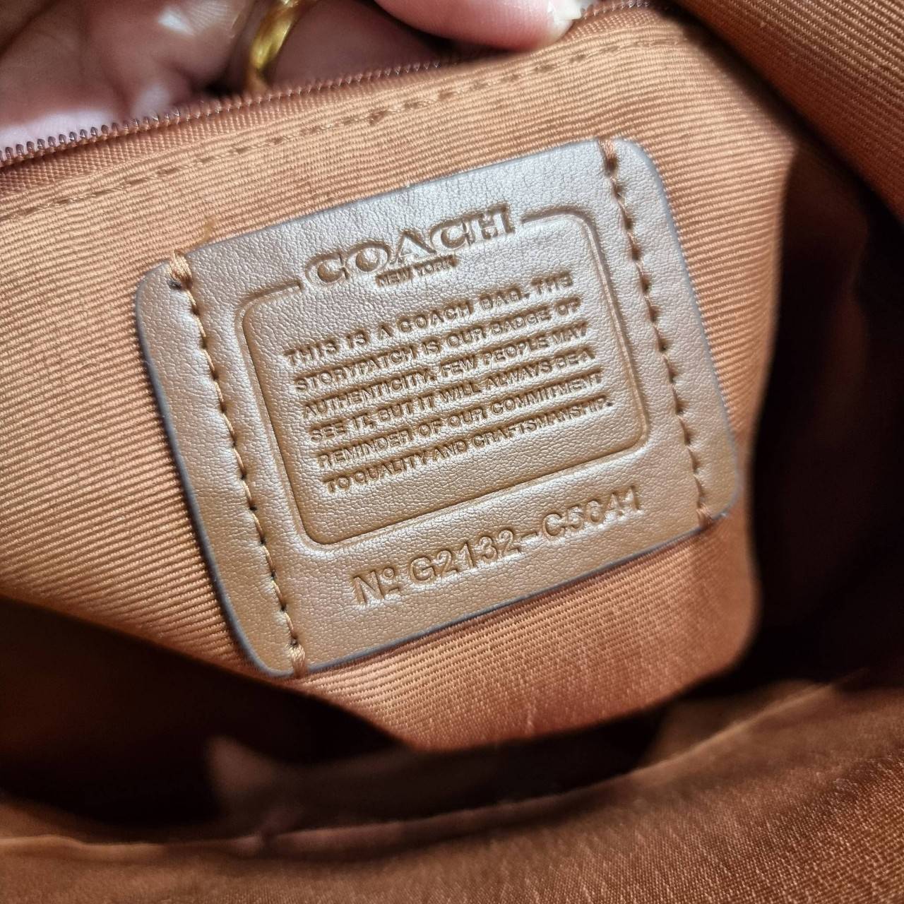 COACH C5641 VAL DUFFLE IN SIGNATURE CANVAS WITH STRIPE ใหม่ล่าสุด กระเป๋าทรงดัฟเฟิล คอลเลคชั่นยอดฮิต สวยโดดเด่น ทรงกระเป๋าไม่ซ้ำใคร แถมยังใส่ของได้จุใจไปอีก วัสดุหนังแคนวาสคุณภาพดี สลับหนังแท้ ด้านหลังมีช่องซิป กระเป๋ามีช่องซิปหลัก ภายในโล่งกว้าง สายสะพาย