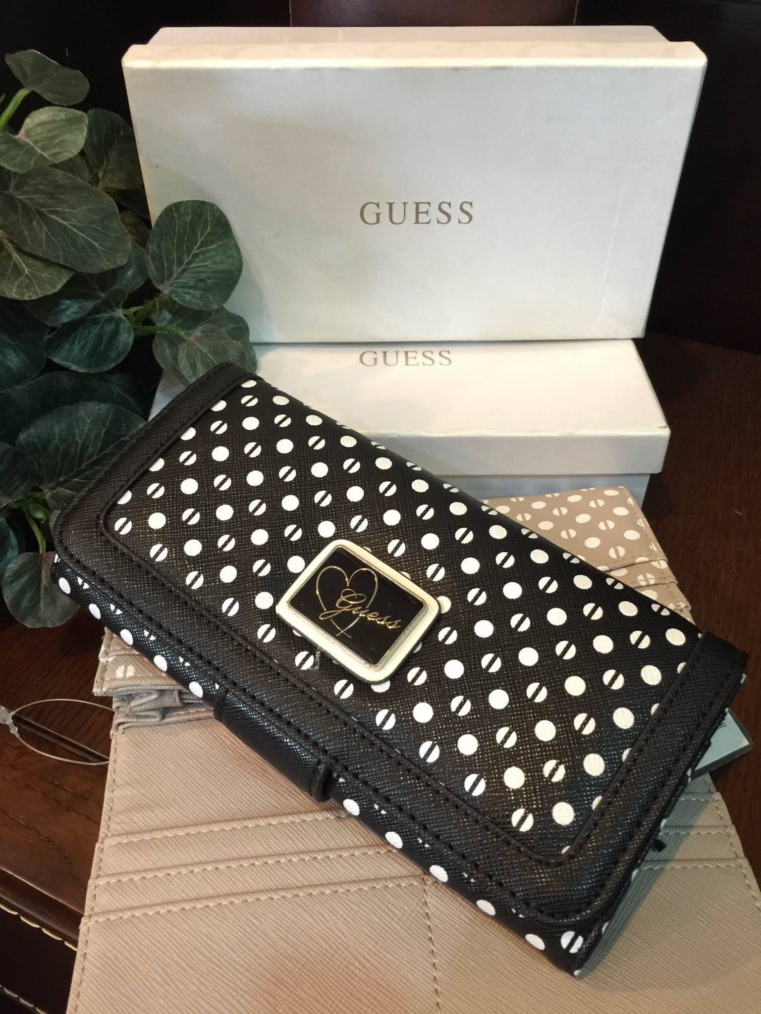 GUESS SAFFIANO LONG WALLET กระเป๋าสตางค์ใบยาวหนัง saffiano สวยหรู จากแบรนด์ดัง GUESS วัสดุหนัง Saffiano สวยหรูอยู่ทรง ด้านหน้าประดับโลโก้แบรนด์ เปิดปิดด้วยกระดุมปรับได้2ระดับ ภายในมีช่องซิปสำหรับใส่เหรียญ หัวซิปปั้มโลโก้ สามารถใส่มือถือ iphone 7 plusได้ค่