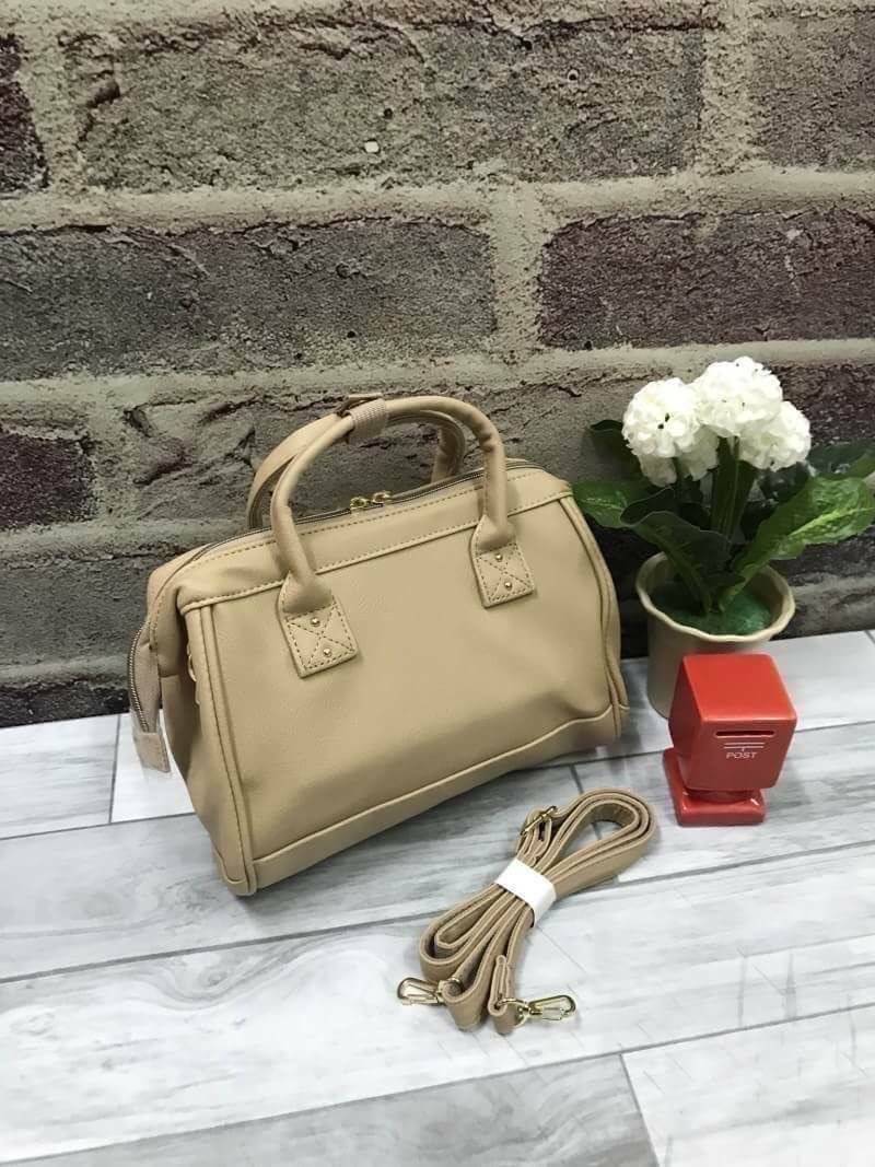 Anello polyester 2 way mini boston bag จากแบรนด์ดังในประเทศญี่ปุ่น กระเป๋าสไตล์คลาสสิค มีโครงปากกระเป๋ากว้างเป็นสัญลักษณ์ วัสดุหนังpu กันน้ำได้ ภายในมีช่องใหญ่และช่องเล็กด้านข้าง2ช่อง เปิดปิดด้วยซิปคู่ มีตัวล้อคที่หูจับ ด้านหน้ามีช่องซิปเล็กใช้งานได้จริง 
