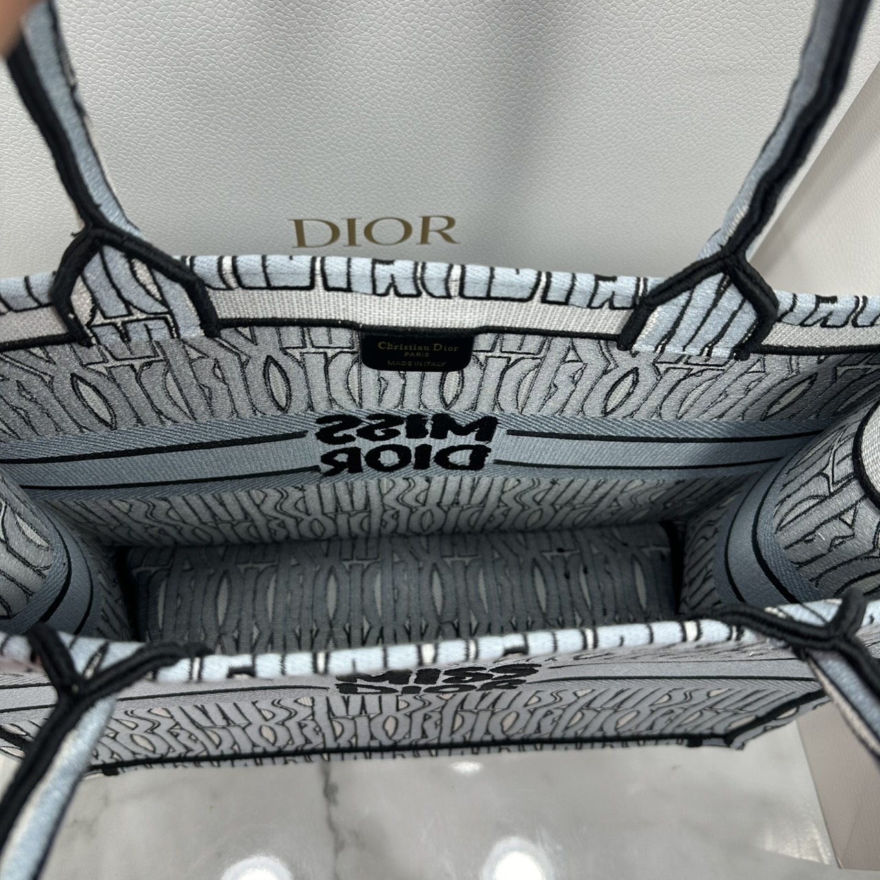 ORI หนังแท้ | Dior Miss Dior Allover Book Tote Handbag 16" กระเป๋าทรงโท้ทคอลใหม่ ดีไซน์ลวดลายกราฟฟิกสวยงามและหรูหราโดดเด่นไม่เหมือนใคร