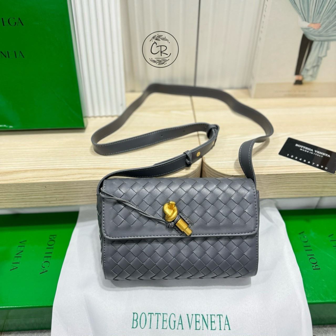 Bottega Veneta Andiamo Shoulder Bag กระเป๋าสะพายสุดชิค ถือเป็นคลัชหรือสะพายได้ ดีไซน์หนังสานตารางสวยโดดเด่นเป็นเอกลักษณ์ที่คงความเรียบหรูดูแพงไว้อย่างลงตัว