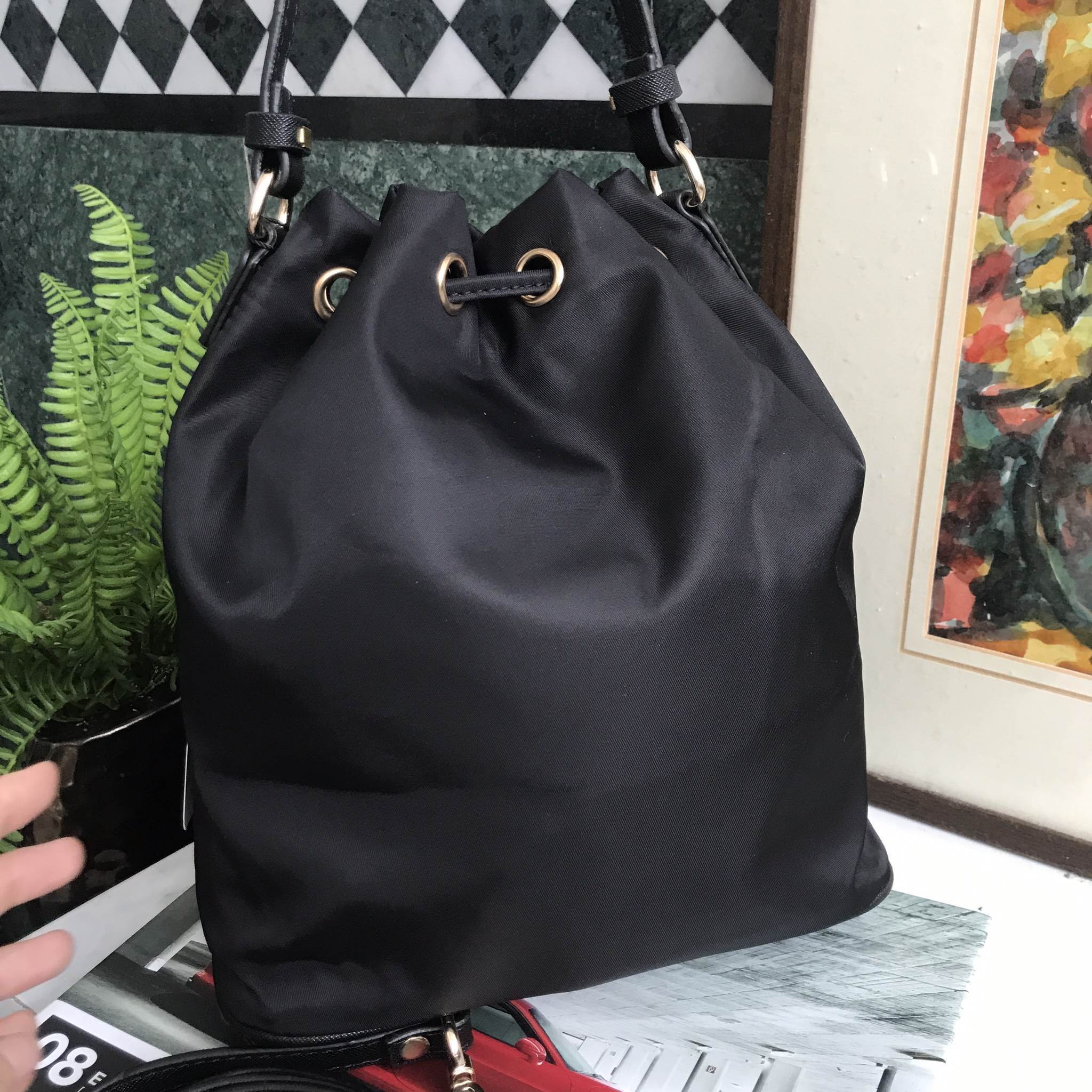 Best seller สินค้าเข้าใหม่ **งานพรีเมี่ยมกิ้ฟจากเคาเตอร์ต่างประเทศ กระเป๋า สวยๆ จาก แบรนด์ PRADA เป็นกระเป๋า ทรง bucket ใบสวยรุ่นหายาก ขนาดกำลังดี **เลิศมาก ใช้แล้วไฮโซ สวยเกินราคาแน่นอนคะ ภายในมีช่องแบ่งเก็บของอย่างดี ใบนี้ ห้ามพลาดเลย มาจำนวนจำกัดนะคะ