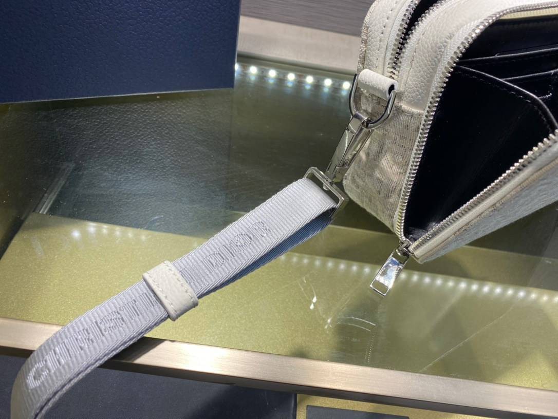 หนังแท้ DIOR POUCH WITH SHOULDER STRAP Oblique Jacquard พร้อมส่งที่ไทย งานหนังแท้และผ้าแจ็คการ์ดออริจินอล ภาพสินค้าถ่ายจากงานขายจริง ใช้งานต่างประเทศได้
