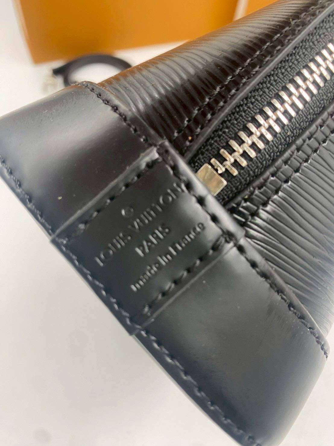 RI หนังแท้ | LV Alma BB bag handbag Epi grained leather กระเป๋าสะพาย/กระเป๋าถือ คลาสสิกเหนือกาลเวลา หนัง Epi มีลวดลายเฉพาะและสีสวยงามทั้งใบ