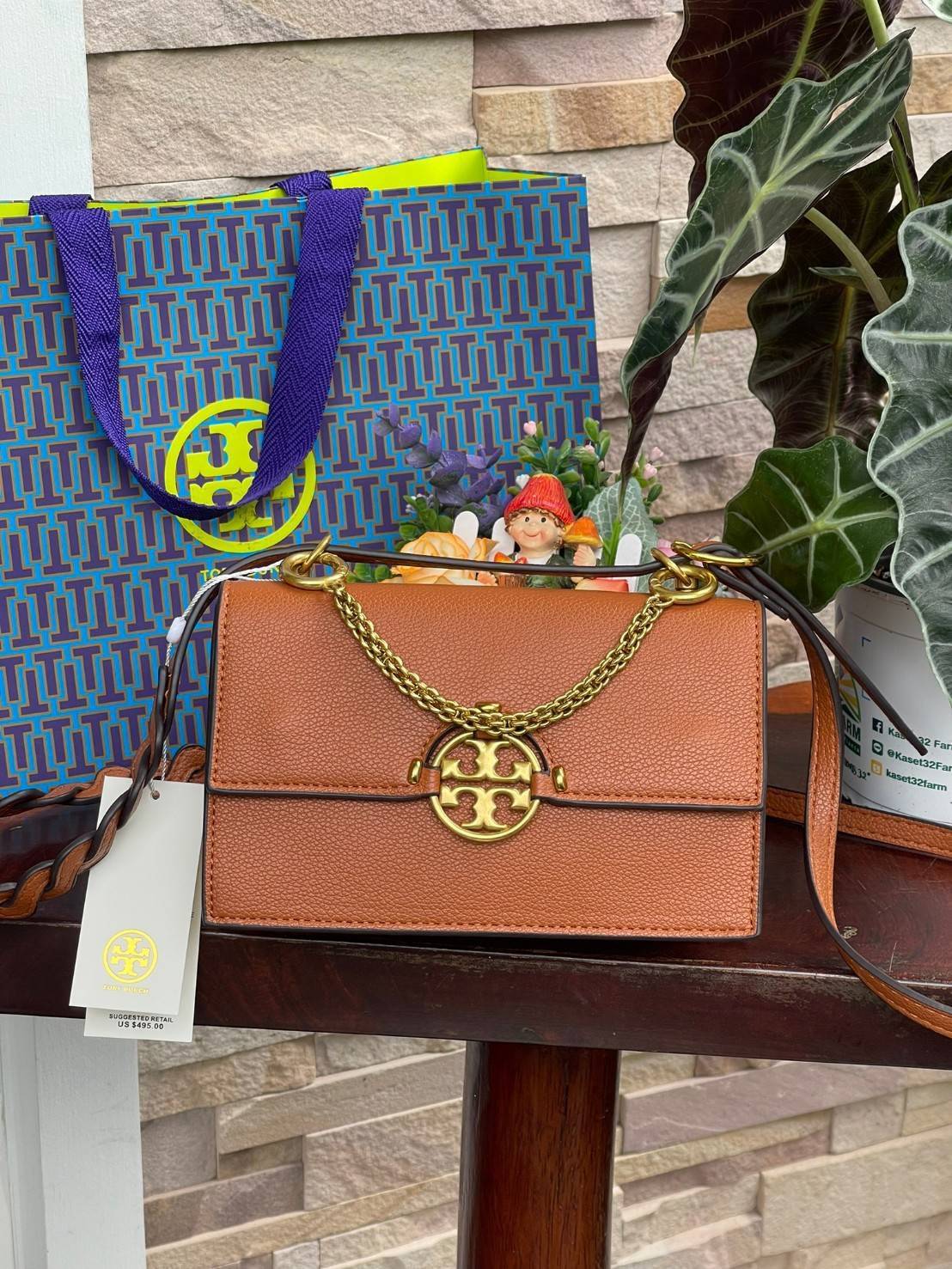 Tory burch miller mini bag หนึ่งในแบรนด์เนมยอดฮิตระดับโลกที่สายแฟชั่นตัวจริงต้องมีสักใบในตู้ เพราะเป็นแบรนด์ที่เหล่าบรรดาเซเลปและดาราใช้กันเยอะมาก รุ่นก็เป็นอีกหนึ่งใบที่คุ้มค่าคุ้มราคามากค่ะ ด้วยดีไซน์กึ่งทางการ กึ่งลำลอง จึงใช้งานได้หลายโอกาส แม้จะมีขนา