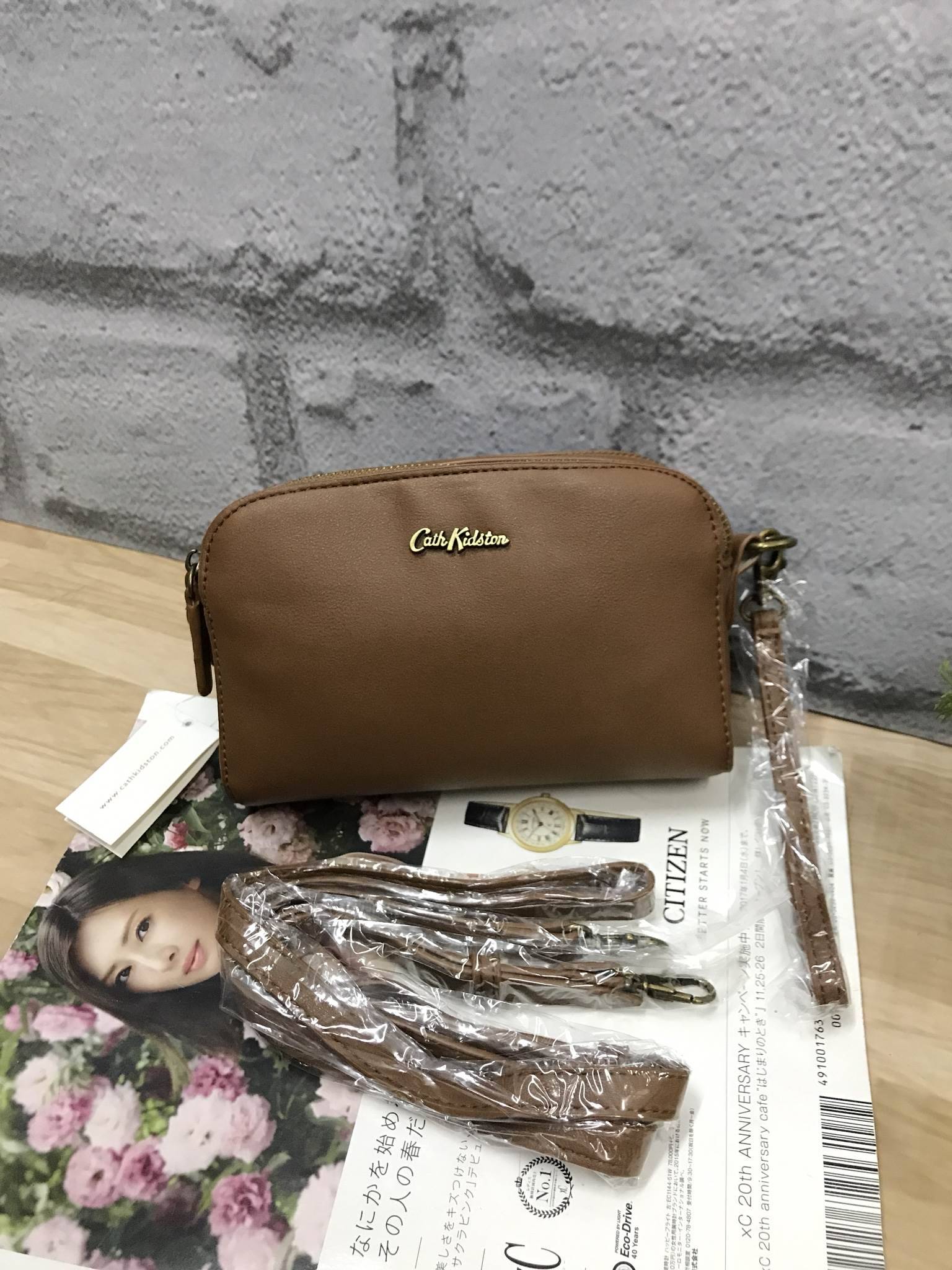 CATH KIDSTON MINI LEATHER DOUBLE ZIP BAG Restock !!รุ่นขายดีอีกรุ่น วัสดุหนังpu เป็นกระเป๋าคล้องมือหรือสะพาย Cross Body หนังเรียบอยู่ทรงสวยขนาดมินิน่ารักกำลังน่ารัก เปิดปิดด้วยซิป 2 ช่อง หัวซิปหนังแท้ปั้มโลโก้ ด้านหน้าประดับอะไหล่โลโก้แบรนด์ ภายใน Cotton 