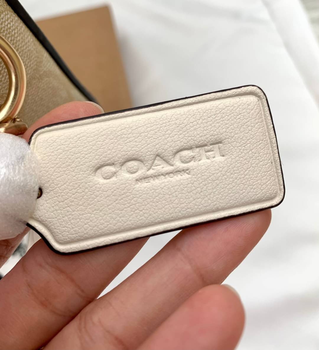 COACH GEORGIE SADDLE BAG ((C3241//C2806//C3593)) 📣มาเพิ่มแล้ว สำหรับสีที่สาวๆรอคอย! กระเป๋าสะพายแบบครอสบอดี้ร์ หนังแท้อย่างดี สวยมากๆค่ะ ด้านหน้ามีอะไหล่โลโก้แบรนด์หรู+ความคลาสสิคเข้ามา เปิดปิดกระเป๋าแบบกระดุมแม่เหล็กภายในมีช่องตอนหน้า และช่องหลัก