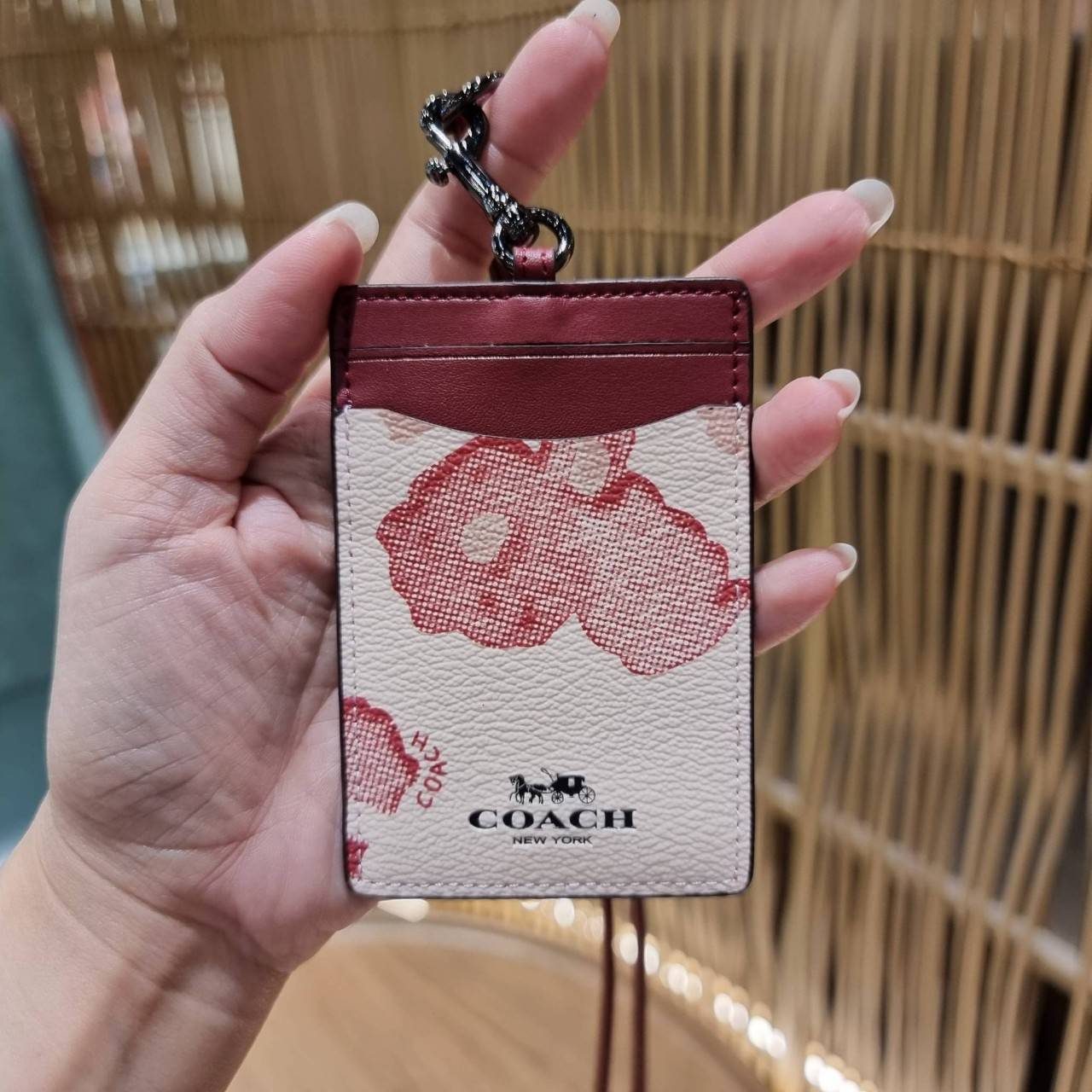 COACH C3305 ID LANYARD IN COLORBLOCK SIGNATURE CANVAS ง่ายๆแบบไม่ธรรมดา!! คลาสสิคแต่มีดีเทลโดดเด่น!! กระเป๋าถนอมบัตร พร้อมสายคล้องคอ ดีไซน์ลวดลายสวย ดูดีทุกแบบ ใช้งานง่าย พกพาสะดวก จะใส่บัตรพนักงาน บัตรเครดิต บัตรปชช. ใบขับขี่ และบัตรอื่นๆที่อยากจะใส่!! ต