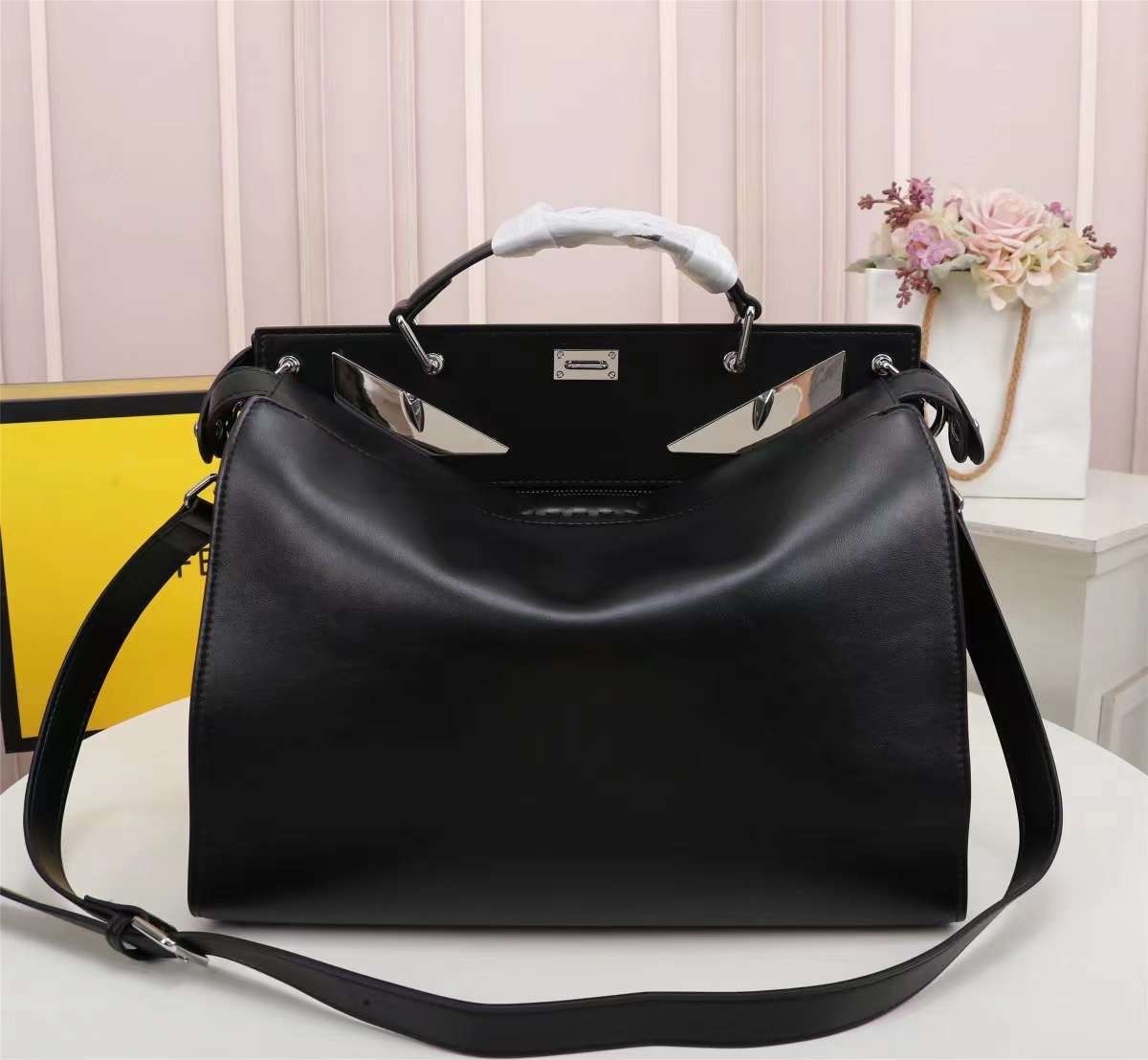 FENDI Monster Bag 36cm เกรดเทพออริจินอล กระเป๋ายอดนิยมของแบรนด์ ดีไซน์สวยเรียบหรูแฝงด้วยความเก๋ สามารถสะพายหรือถือ เหมาะสมกับวัยรุ่น สะดวกในการพกพาไม่ว่าสาว ๆ จะไปเที่ยวต่างจังหวัด ต่างประเทศหรือแม้กระทั่งทำกิจกรรมแอดเวนเจอร์ต่าง ๆ ก็ไม่ทำให้เกะกะแต่อย่าง