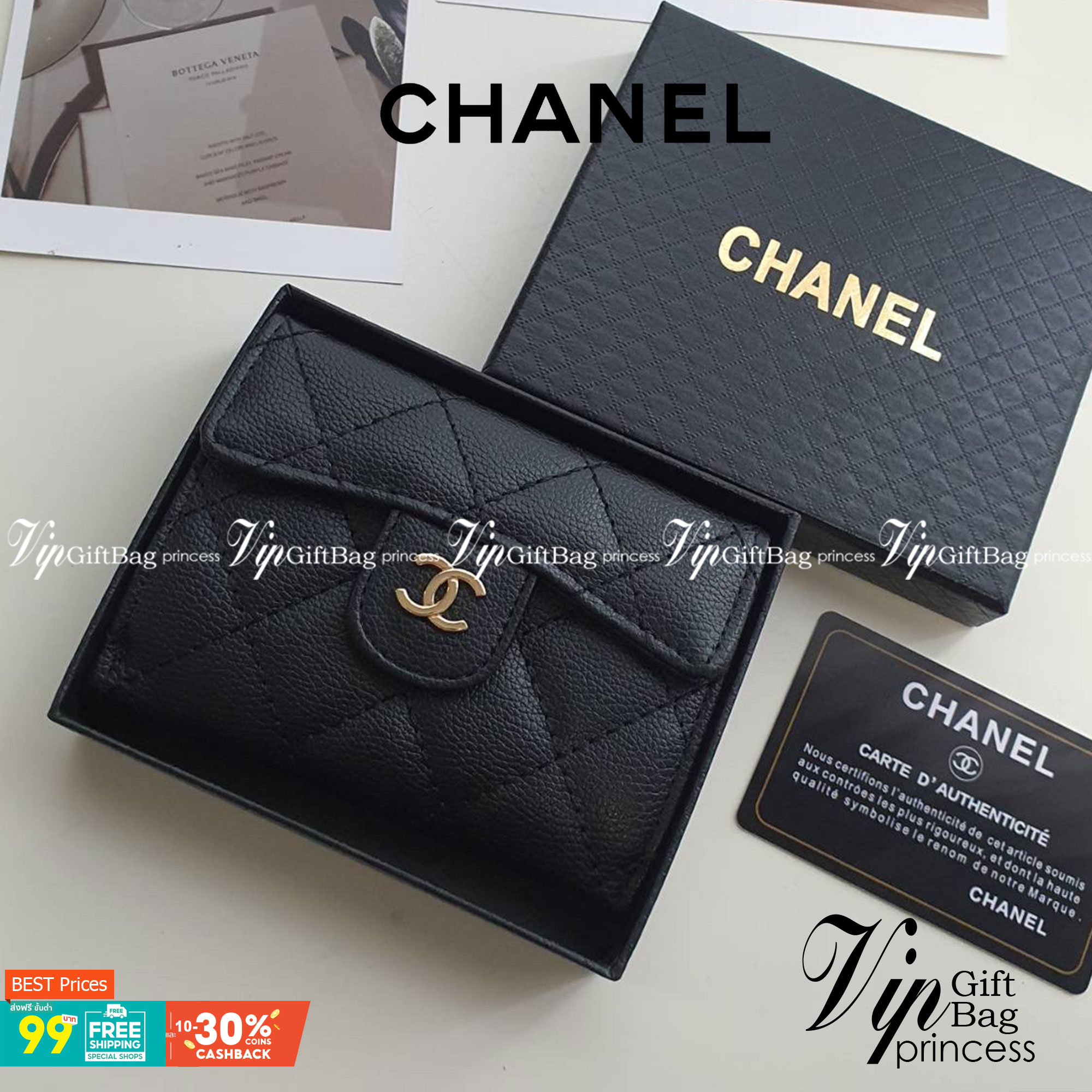 CHANEL SMALL WALLET พร้อมส่งรุ่นใหม่ ♡♡ กับ กระเป๋าสตางค์แบบพับใบสั้น งานพรีเมี่ยมกิ้ฟท์จากเค้าเตอร์ต่างประเทศ หนังสัมผัสลายด้าน จากแบรนด์ CHANEL (GWP) ด้านหน้ามีโลโก้แบรนด์ CC **อะไหล่สีทองหรู เปิดปิดด้วยกระดุมแม่เหล็ก ด้านในแบ่งช่องได้ถึง 