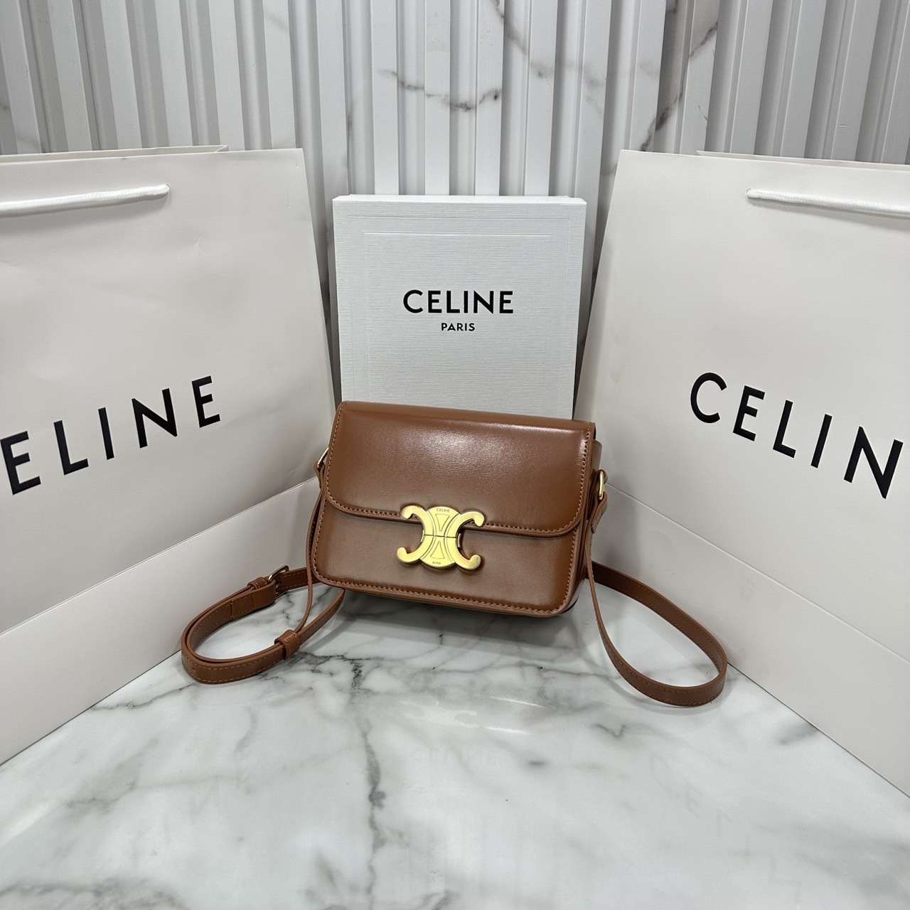 ORI หนังแท้ | 7" CELINE TRIOMPHE TEEN BAG in glossy leather กระเป๋าสะพายรุ่นยอดนิยม ถ่ายทอดให้เห็นถึงแก่นแท้ของสไตล์แบบ CELINE งานหนังเรียบเงาสวยหรูหรา