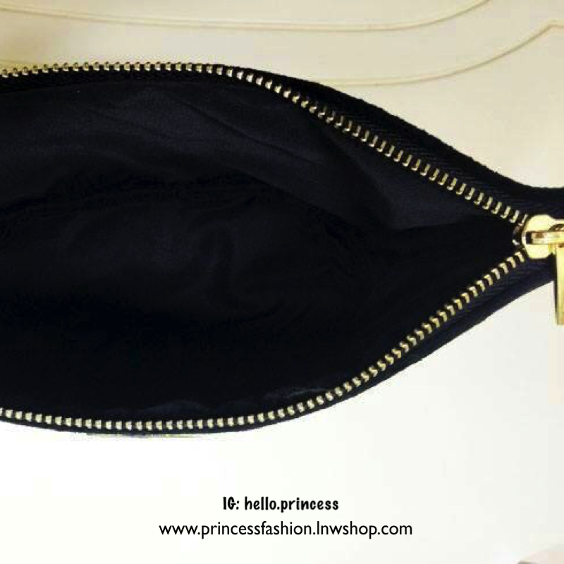 สีขายดียอดฮิต **เอาใจแฟชั่นนิสต้า!! อีกหนึ่งรุ่นที่สาวๆรอคอย Chanel Cosmetics crossbody bag ของแท้ จากเคาเตอร์ Cosmetic ค้า ทรงสวย ด้านหน้าประดับโลโก้แบรนด์สุดหรู วัสดุผ้าขนวูฟ นุ่มมือ น้ำหนักเบา ตัวกระเป๋าอะไหล่ทองพร้อมสายโซ่สุดหรูสีทอง ถอดออกได้ หัวซิปป