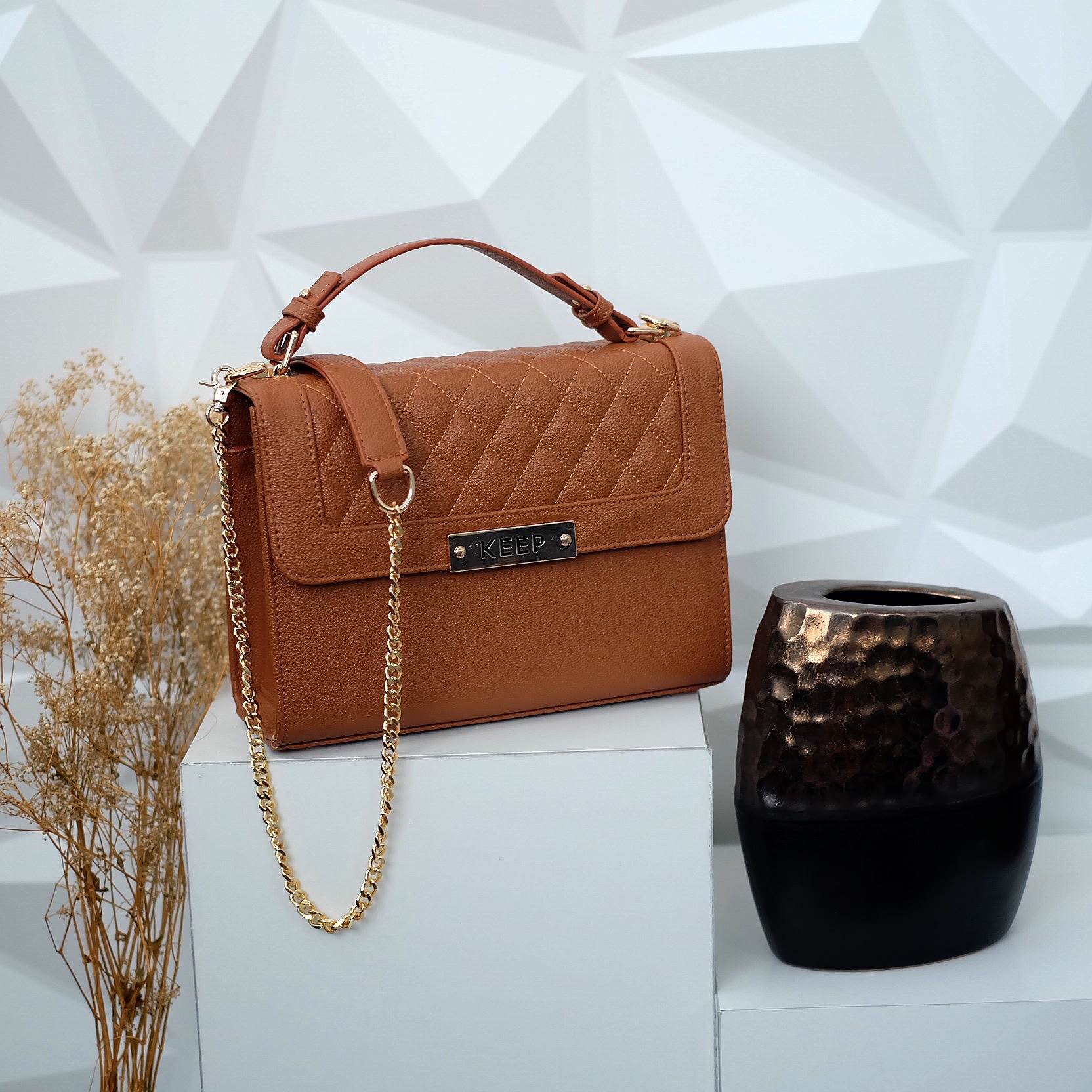 ใหม่ล่าสุด เลยค่า 👍 กระเป๋าทรงสวย จากแบรนด์ KEEP สามารถถือ สะพายได้ค่า จุดเด่นที่ >ตัวกระเป๋าทำจากหนังลาย คาเวียร์ >น้ำหนักเบามาก จุของคุ้มคะ >หูจับถอดได้คะ สายกระเป๋า สะพายพาดไหล่ได้คะ 😆 >ขนาดกระเป๋ากำลังดีคะ 10นิ้ว ใส่ กปต ยา