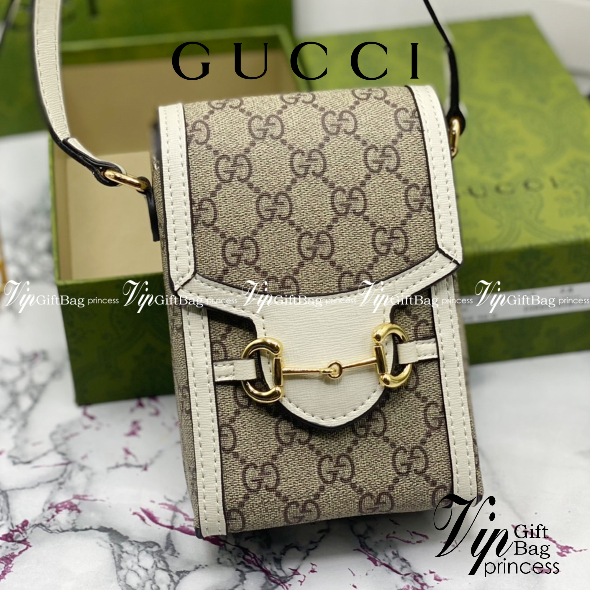 หนังแท้ GUCCI Horsebit phone bag กระเป๋าสะพาย กระเป๋าใส่โทรศัพท์สุดคลาสสิก หนังวัวแท้สีน้ำตาล/สีขาว อะไหล่ทองสวย ดีไซต์สัญลักษณ์วงแหวนตามแบบฉบับแบรนด์ สายสะพายยาวที่สามารถปรับระดับได้ ภาพสินค้าถ่ายจากงานขายจริง ใช้งานต่างประเทศได้ค่ะ