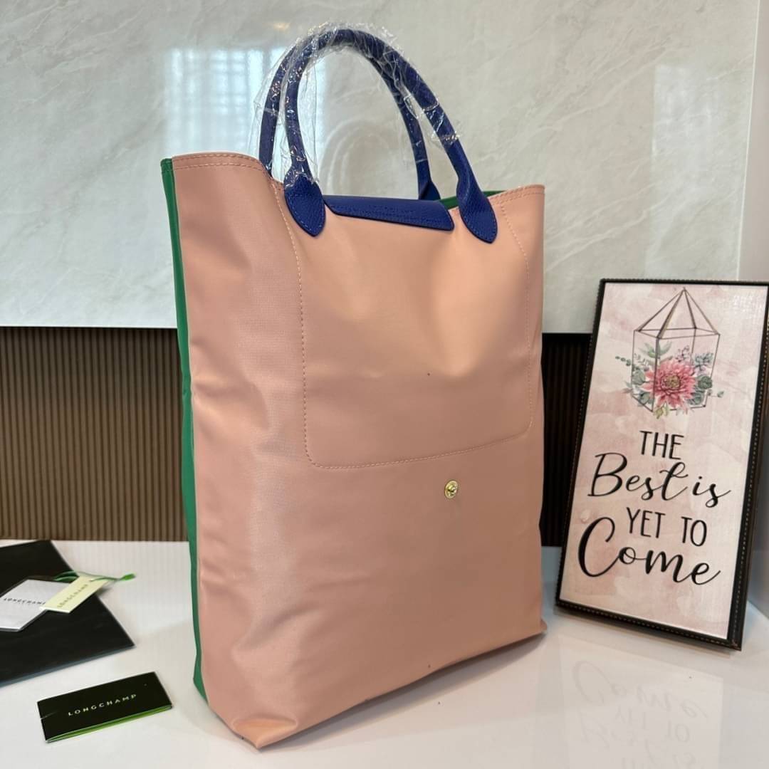 LONGCHAMP LE PLIAGE RE-PLAY TOP HANDLE BAG สินค้ารุ่นลิมิเต็ด collection สุดปัง ซื้อใบเดียวเหมือนได้2 ใบ กระเป๋าสะพายแนวตั้งที่กว้างขวาง มีเอกลักษณ์เฉพาะตัวแต่มีดีไซน์ที่น่าดึงดูด