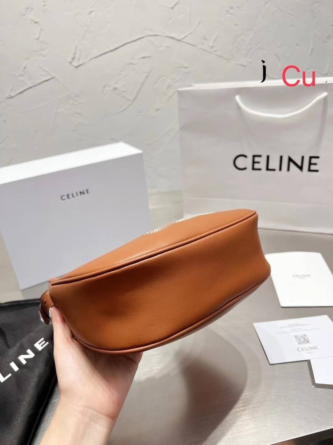 CELINE Ava Bag in Smooth Calfskin with Triomphe Embroidery กระเป๋าคล้องไหล่ซีลีนรุ่นใหม่ โลโก้งานปัก เรียบหรูและคลาสสิกมากๆ เข้ากับการแต่งตัวหลายสไตล์ ใช้ได้ทั้งกลางวันและกลางคืน หากสาว ๆ คนไหนที่กำลังมองหากระเป๋าสะพายไหล่ใบเล็กและ Practical เราขอแนะนำรุ่