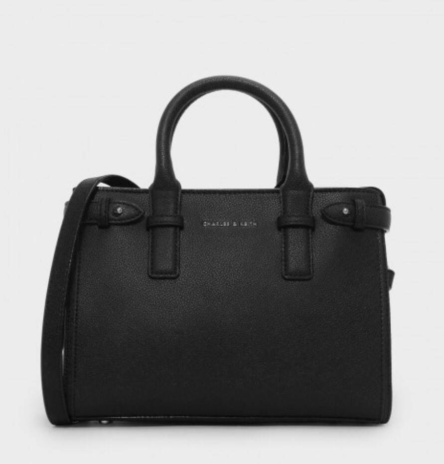 CHARLES & KEITH BASIC TOP HANDLE BAG กระเป๋าถือหรือสะพายรุ่นใหม่ชน shop ดีไซน์สวย อยู่ทรง ขนาดกำลังดี น้ำหนักเบา ด้านหน้าประดับโลโก้แบรนด์ เปิดปิดด้วยซิปสะดวกใช้ ด้านข้างมีสายรัดปรับทรงกระเป๋าค่ะ ภายในมีช่องซิป ใส่กระป๋าสตางค์ใบยาว mini iPad ได้ค่ะ มีหมุด