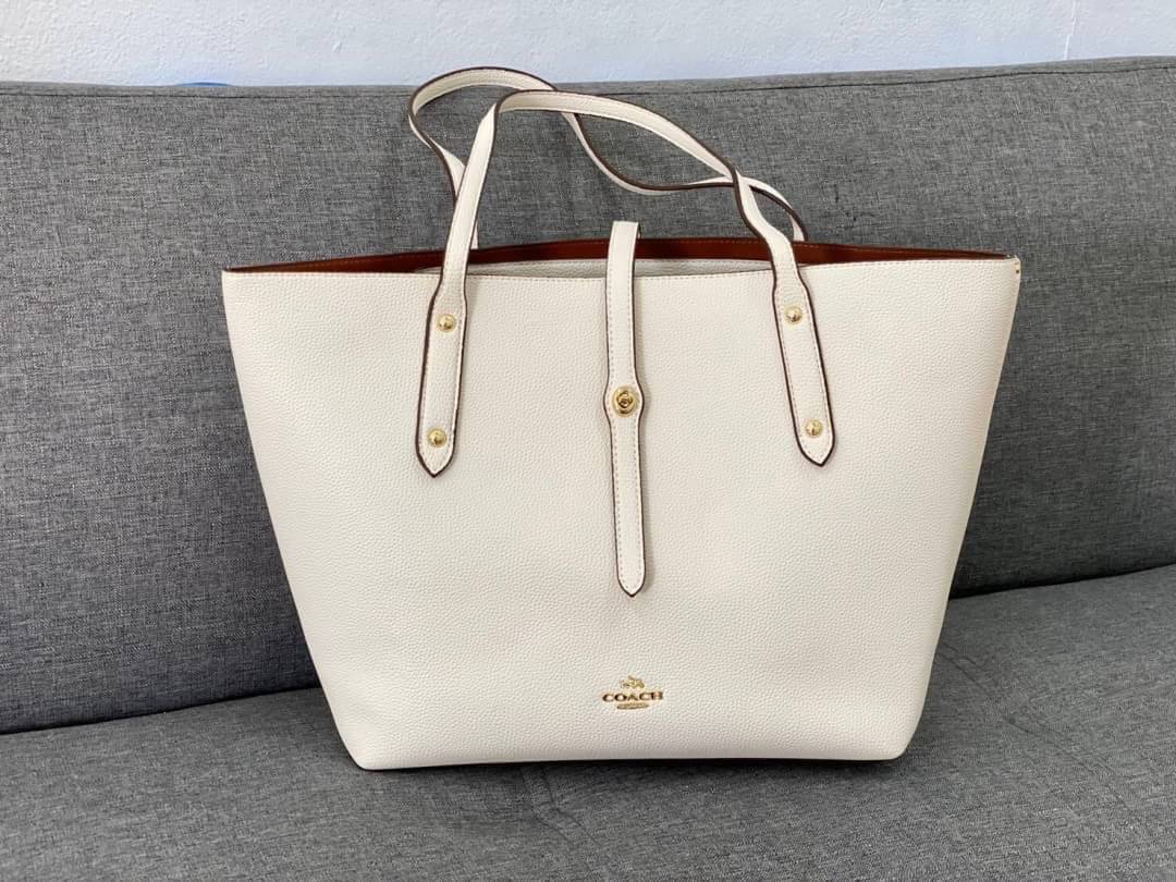 COACH MARKET TOTE กระเป๋าถือใบใหญ่ทรง TOTE ทรงกระเป๋าสวยหรู กระเป๋าใบใหญ่ใส่ของได้เยอะ Tote bag อีกหนึ่งรุ่นฮิต ให้พื้นที่จุของกว้างขวาง เชื่อว่าต้องเคยผ่านตาสาว ๆ มาก่อนแน่นอนค่ะ เพราะเป็นกระเป๋าที่ใช้งานง่าย สะพายไหล่ไปได้ทุกที่ ทุกโอกาส ด้วยขนาดของกระเ