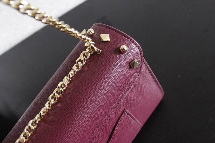 CHARLES & KEITH Stud Detail Clutch กระเป๋าสะพายคอลเลคชั่นใหม่ล่าสุดวัสดุหนังคาเวียร์สวยอยู่ทรง ตัวกระเป๋าประดับด้วยหมุดสีทองสวยเก๋ขนาดกำลังดีน้ำหนักเบา เปิดปิดด้วยฝาปิดตัวล๊อคปั้มโลโก้ด้านหน้า ภายในมีช่องซิปและช่องใส่บัตร มาพร้อมสายสะพายโซ่ยาวสามารถซ้อนสา
