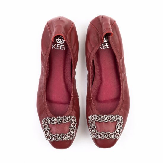 New In กับรองเท้า KEEP รุ่น BALELA FLAT SHOES ดีเทลรองเท้า = รองเท้า หนังแกะแท้ทั้งคู่ ( ด้านนอก และ ซับในด้านใน ) ผิวสัมผัสละเอียด ใส่แล้วสบายเท้ามากๆ มากๆค่า =รุ่นนี้ หน้าเท้ากระชับเก็บรูปเท้า เน้นช่วงเท้าเรียวขึ้น = พื้นรองเท้า เสริมแผ่นรองเท้า หนา - น