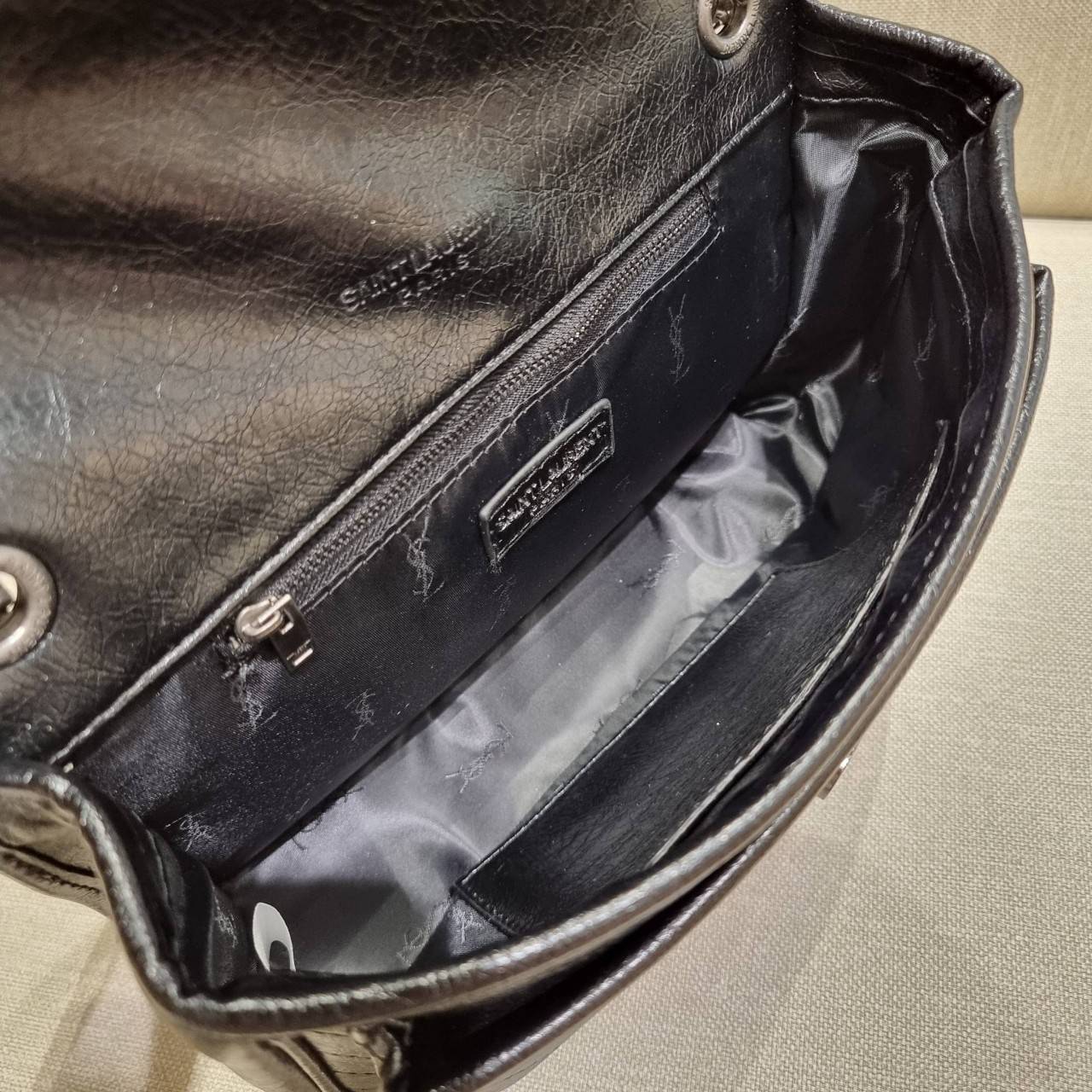 VIP 】หนังแท้ Yves Saint laurent shoulder bag กระเป๋าสะพายทรงคลาสสิค สุดฮอต ดีไซน์เรียบหรู วัสดุหนังแท้ขัดเงา สวย!! ใช้งานง่ายเพียงแค่เปิ-ปิดด้วยกระดุมแม่เหล็ก ภายในโล่งกว้าง จุของได้เลยสบายๆ กระเป๋าสตางค์ใบยาว มือถือ เครื่องสำอางค์ พาวเวอร์แบงค์ หรือจะ ga