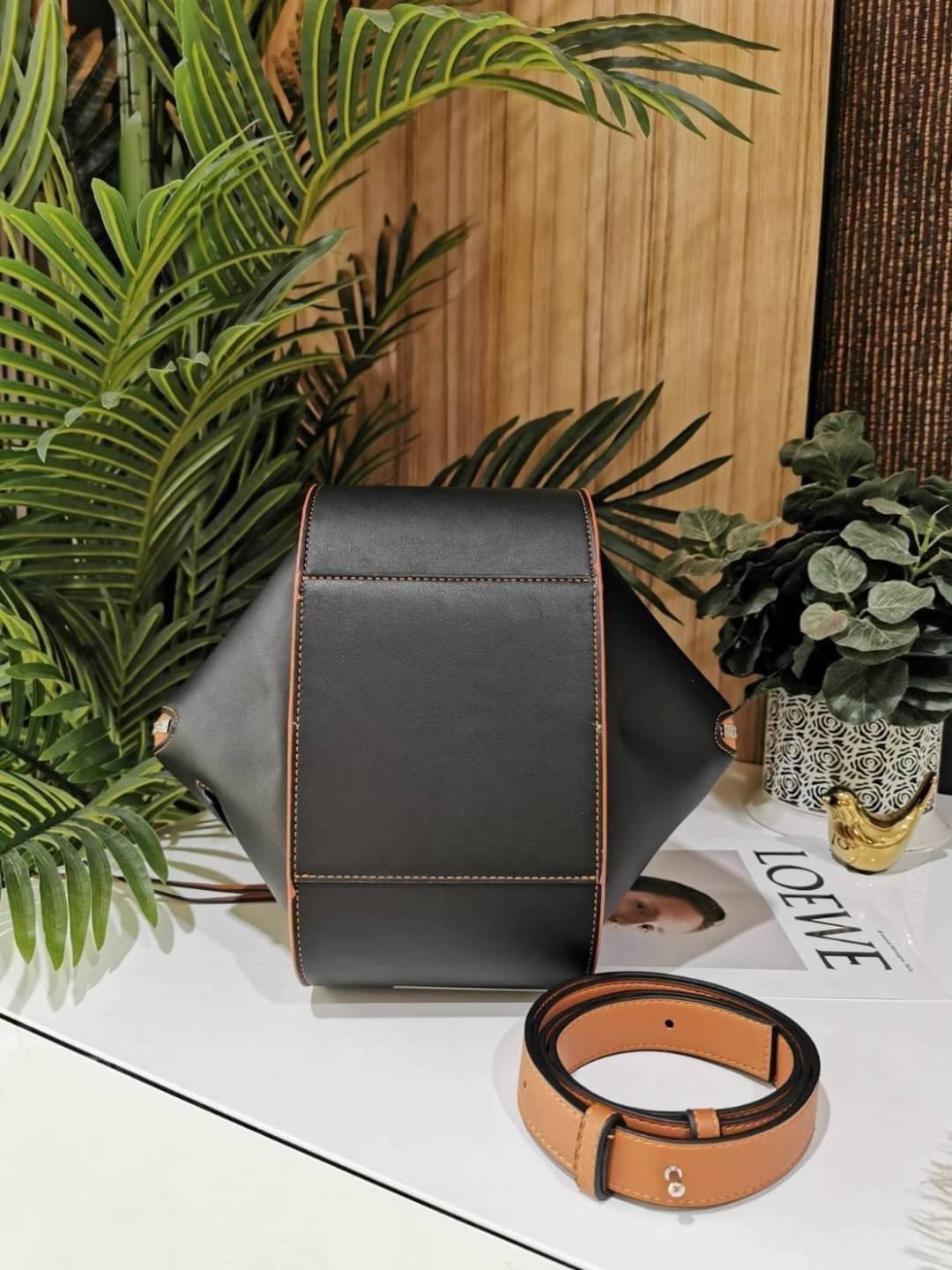LOEWE HANDLE & SHOULDER BAG VIP GIFT WITH PURCHASE (GWP) กระเป๋าถือหรือสะพายหนังแท้พรีเมี่ยมกิ๊ฟ Limited จาก LOEWE PERFUME DUTYFREE รุ่น Rare items สุดๆวัสดุหนังแท้ Calfskin หนังสวยดีไซน์มีเอกลักษณ์ ใบใหญ่กำลังดี น้ำหนักเบา ด้านข้างมีซิปปรับขยายได้หลายทรง