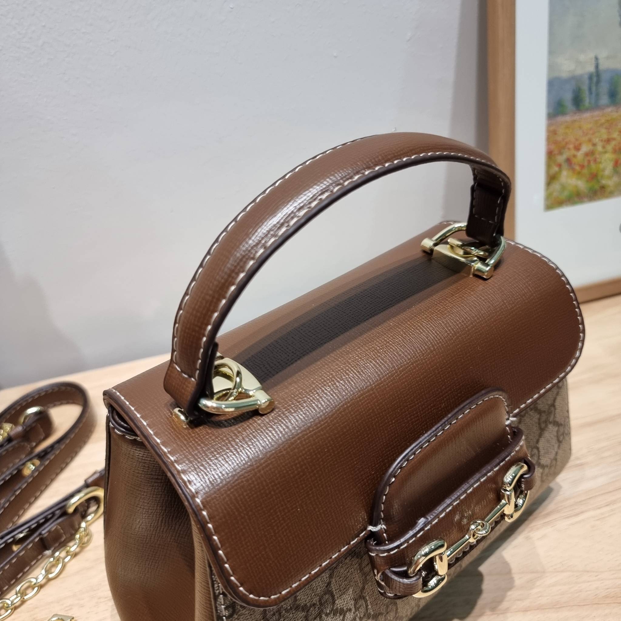 Gucci Horsebit 1955 mini bag / GG VINTAGE CROSSBODY BAG ใหม่จากพรีเมี่ยมกิ๊ฟสุดคุ้ม กระเป๋าสะพายข้าง สวยย้อนยุค ดีไซน์วินเทจแฝงความหรู วัสดุหนังแคนวาส เปิด-ปิดด้วยกระดุมแม่เหล็ก ภายในโล่งกว้าง แบ่งสัดส่วนไว้อย่างดี สายสะพายมีให้ 2 ถึงแบบ สลับใช้ได้ไม่มีเบ