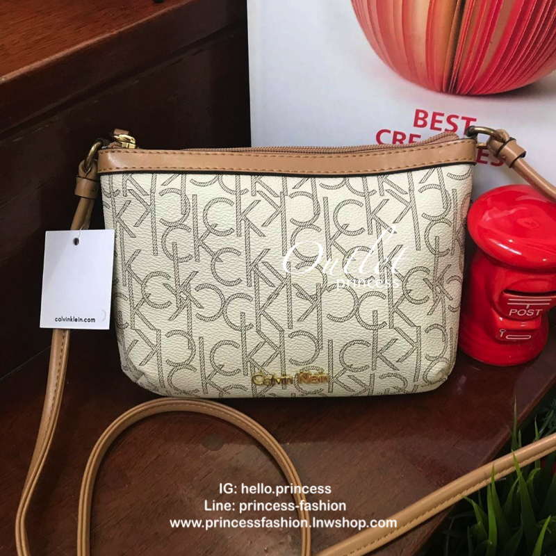 Calvin klein mini crossbodyBag กระเป๋าสะพายทรงครอสบอดี้ มีลายแบรนด์เป็นซิกเนเจอร์รอบใบทั้งภายในและภายนอก เปิดปิดด้วยซิปเดียวใช้งานง่าย ใบมินิน่ารัก ใส่ธนบัตร บัตรต่างๆ เครื่องสำอางค์ของจุกจิกได้ ต้องมีสะพาย นับเป็นตัวเลือกที่น่าสนใจสำหรับคนที่กำลังมองหากร