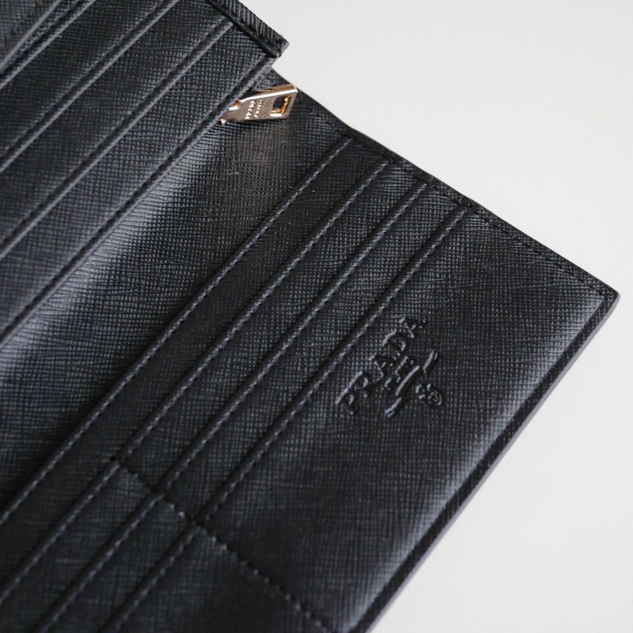 พร้อมส่งครบสีค่ะ 🖤💙💖 Best Seller PRADA LONG WALLET กระเป๋าสตางค์ยาว **รับทรัพย์ ทรงหรู จากงานพรีเมี่ยมกิ้ฟ จากเคาเตอร์ต่างประเทศ จากแบรนด์ PRADA ลายหนัง SAFFIANO มีช่องใส่บัตร ถึง 12 ช่อง และช่องซิปใส่ของจุกจิกได้ น้ำหนักเบา จับถนั