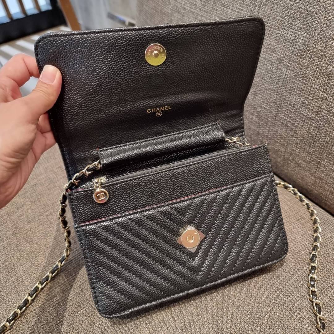 VIP 🥂 CHANEL WOC ลายวียอดฮิต กระเป๋าสะพายข้างหนังลายคาร์เวีย มาพร้อมโซ่สะพายในตัว (ถอดออกไม่ได้) อะไหล่ทองเรียบหรู ดูผู้ดี้ ผู้ดี!! เปิด-ปิดกระเป๋าด้วยกระดุมแม่เหล็ก ภายในกระเป๋าเป็นช่องโล่ง มีช่องแยก 1 ช่อง ช่องซิปกลางอีกช่อง ส่วนด้านหลังก็ยังมีอ
