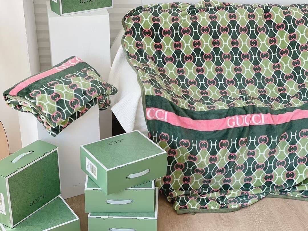 VIP GIFT 】Best Gift! พร้อมกล่อง GUCCI Blanket ไอเท็มแนะนำ ผ้าห่มนุ่มนิ่ม ขนปุยๆๆ สบายผิวมาก เนื้อผ้านิ่มฟูนุ่มใช้ได้ทุกโอกาส ขนาดกำลังดี พกพาสะดวก สามารถพกไว้ใช้ในรถ ใช้ในออฟฟิศได้ จะซื้อใช้เองหรือมอบเป็นของขวัญก็ดูดีพร้อมส่งที่ไทย ราคาสุดคุ้มไม่ต้องรอพรี