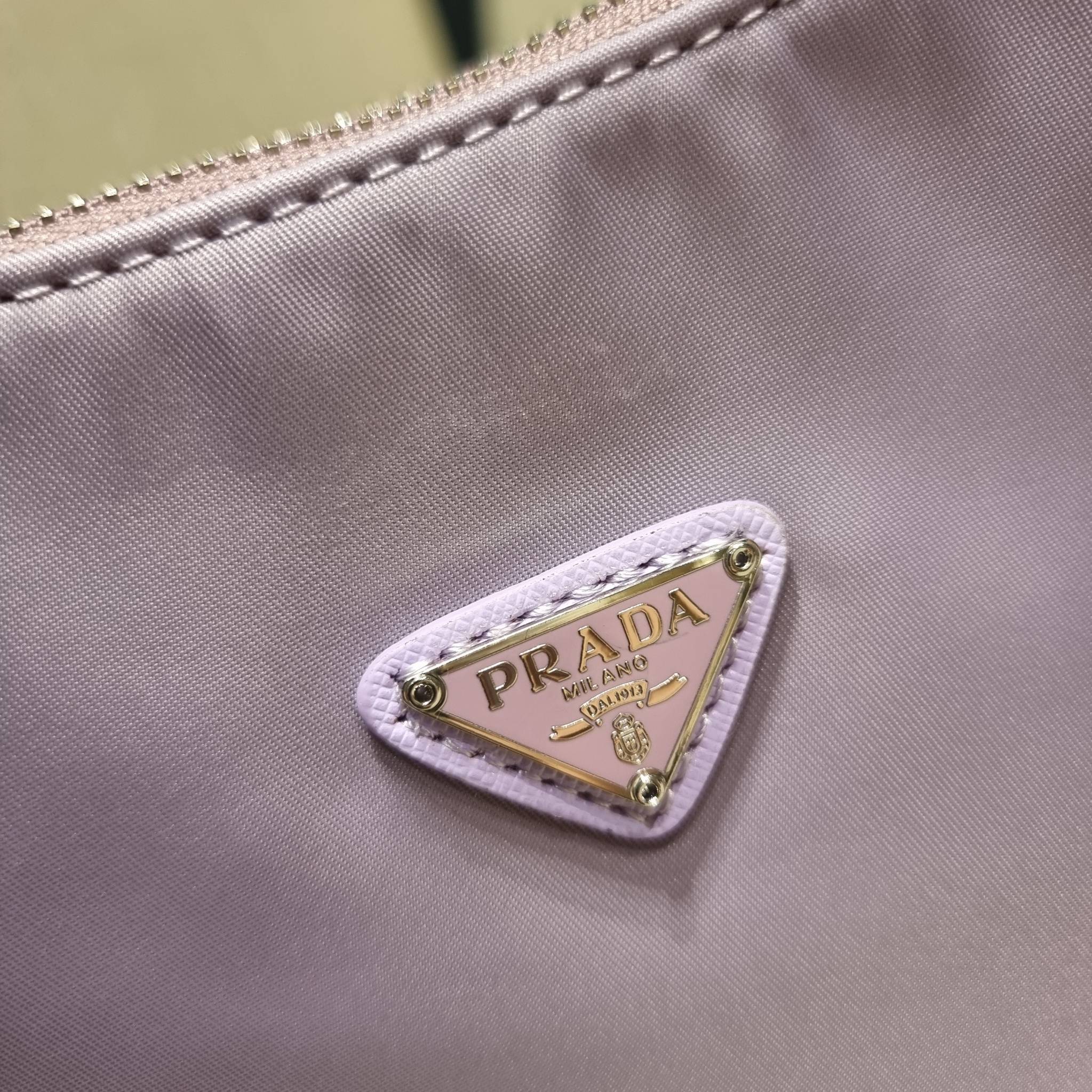 VIP 🥂 PRADA RE-EDITION 2005 RE-NYLON SHOULDER BAG ไอเท็มสุดปัง ที่ฮิตตลอดกาลไม่ว่าจะปีไหนๆ จัดให้ครบทั้งสีขายดีและสีใหม่ล่าสุด ที่สายคุณหนูห้ามพลาด!! กับกระเป๋าสะพายทรงคลาสสิค เหมาะเป็น everyday bag มากๆ วัสดุผ้าไนล่อนคุณภาพ พร้อมใบลูก ไว้ใส่เหรีย